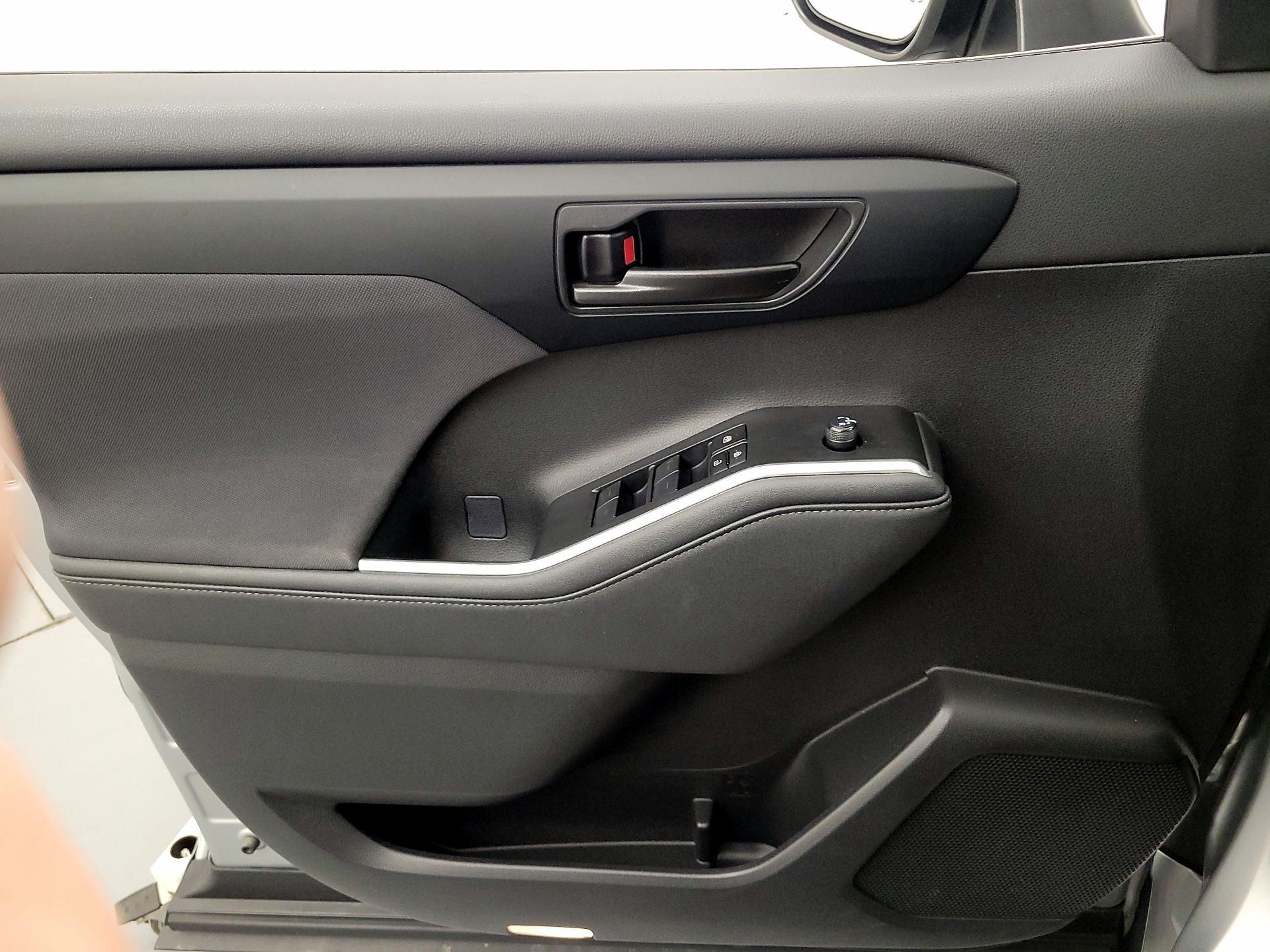 Thumbnail: 2023 Toyota Highlander - 12