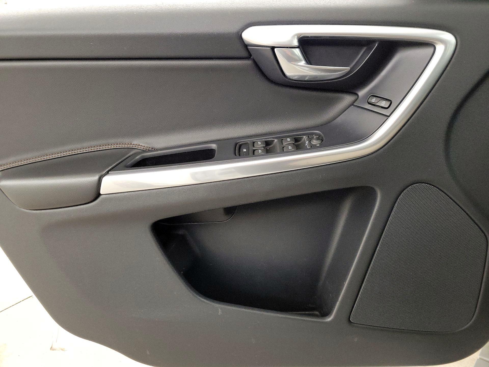 Thumbnail: 2017 Volvo XC60 - 12