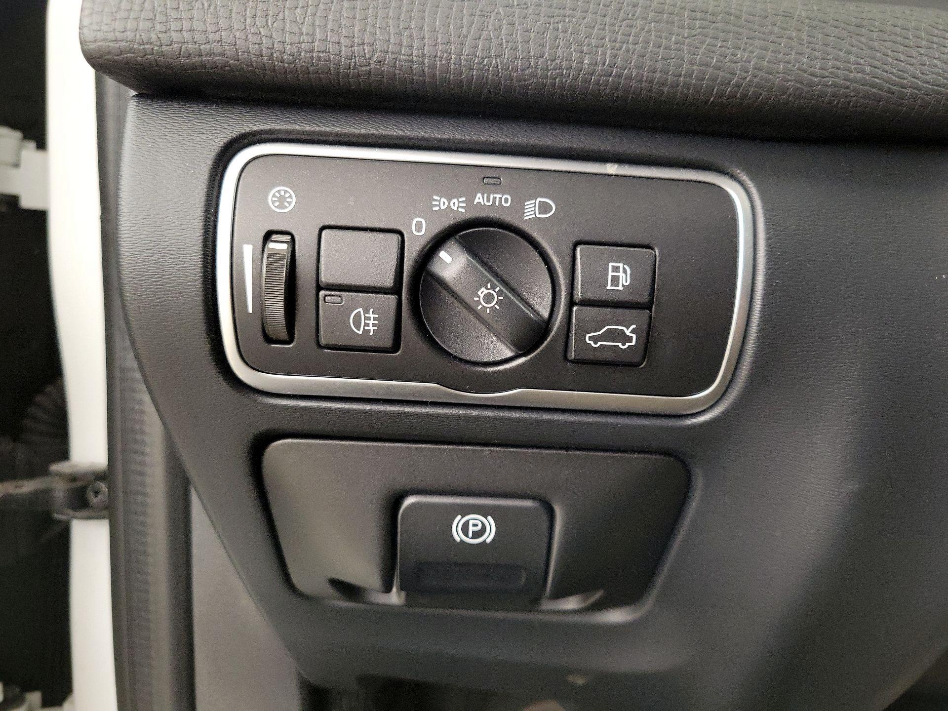 Thumbnail: 2017 Volvo XC60 - 13