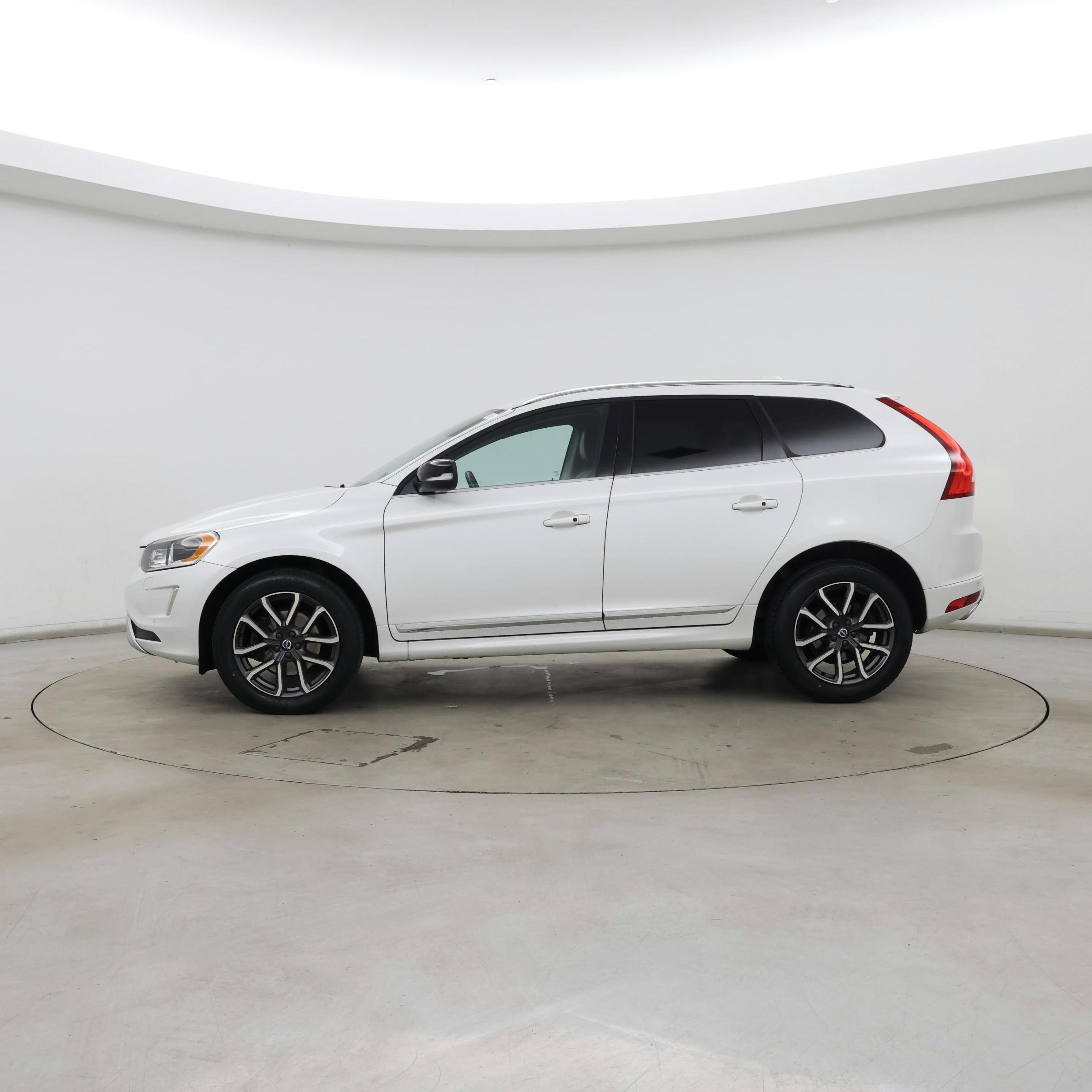 Thumbnail: 2017 Volvo XC60 - 3