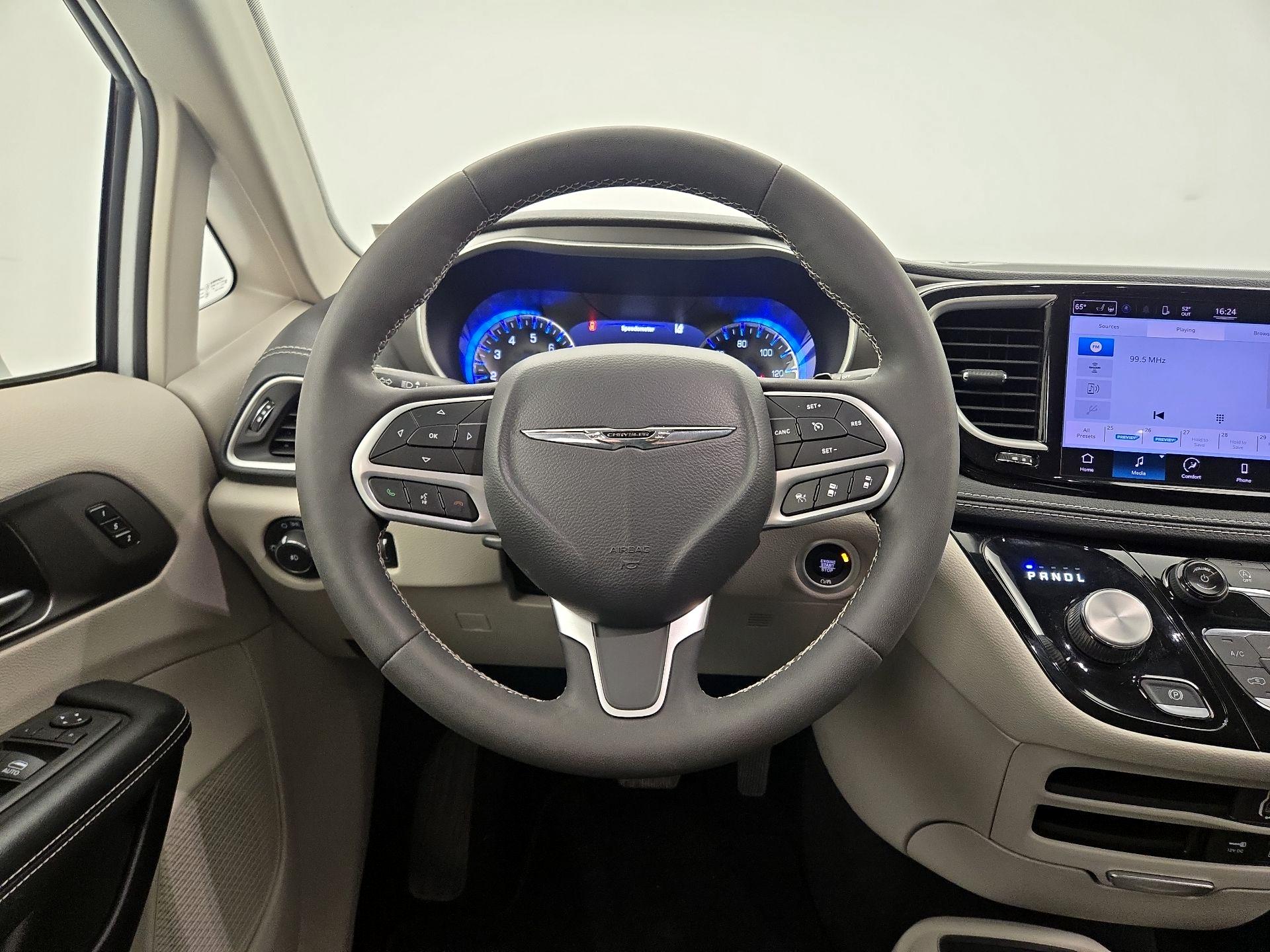 Thumbnail: 2022 Chrysler Pacifica - 10