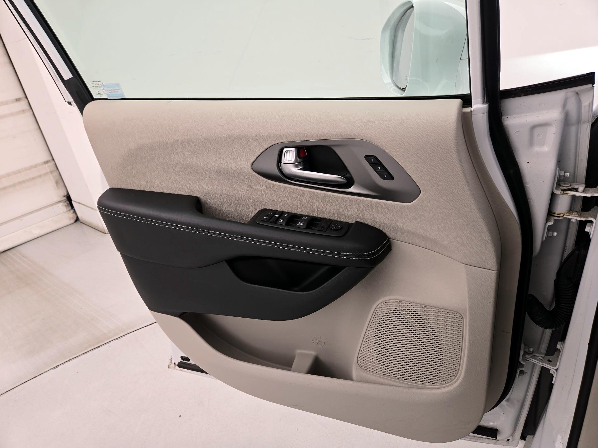 Thumbnail: 2022 Chrysler Pacifica - 12