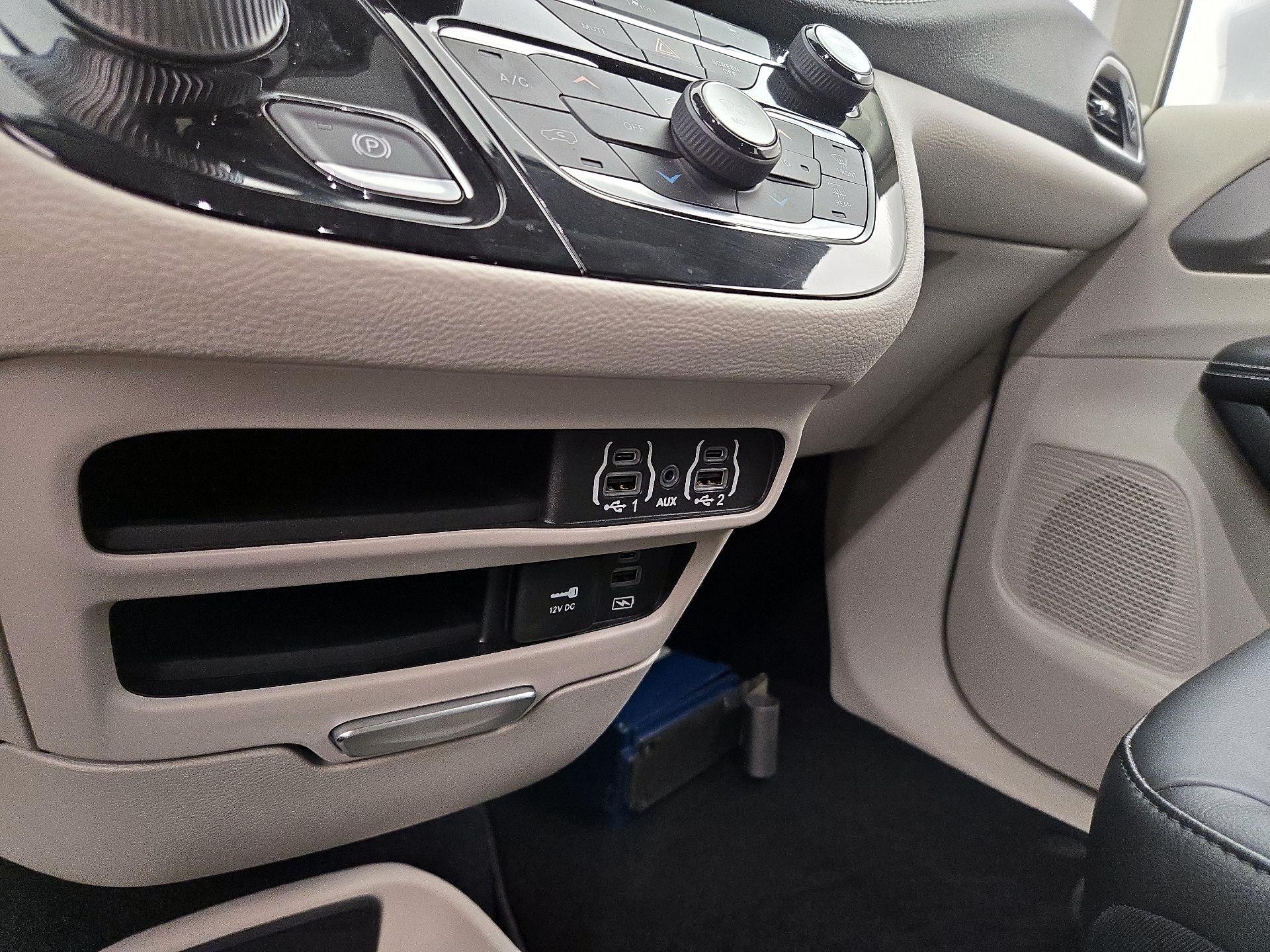 Thumbnail: 2022 Chrysler Pacifica - 18