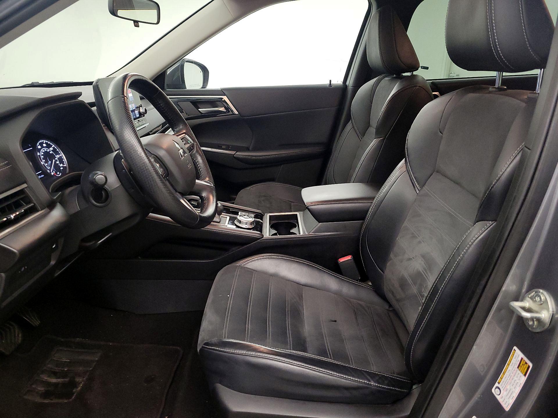 Thumbnail: 2022 Mitsubishi Outlander - 11