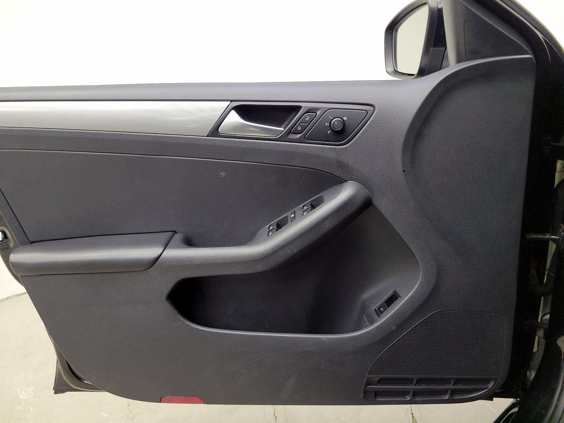 Thumbnail: 2017 Volkswagen Jetta - 12