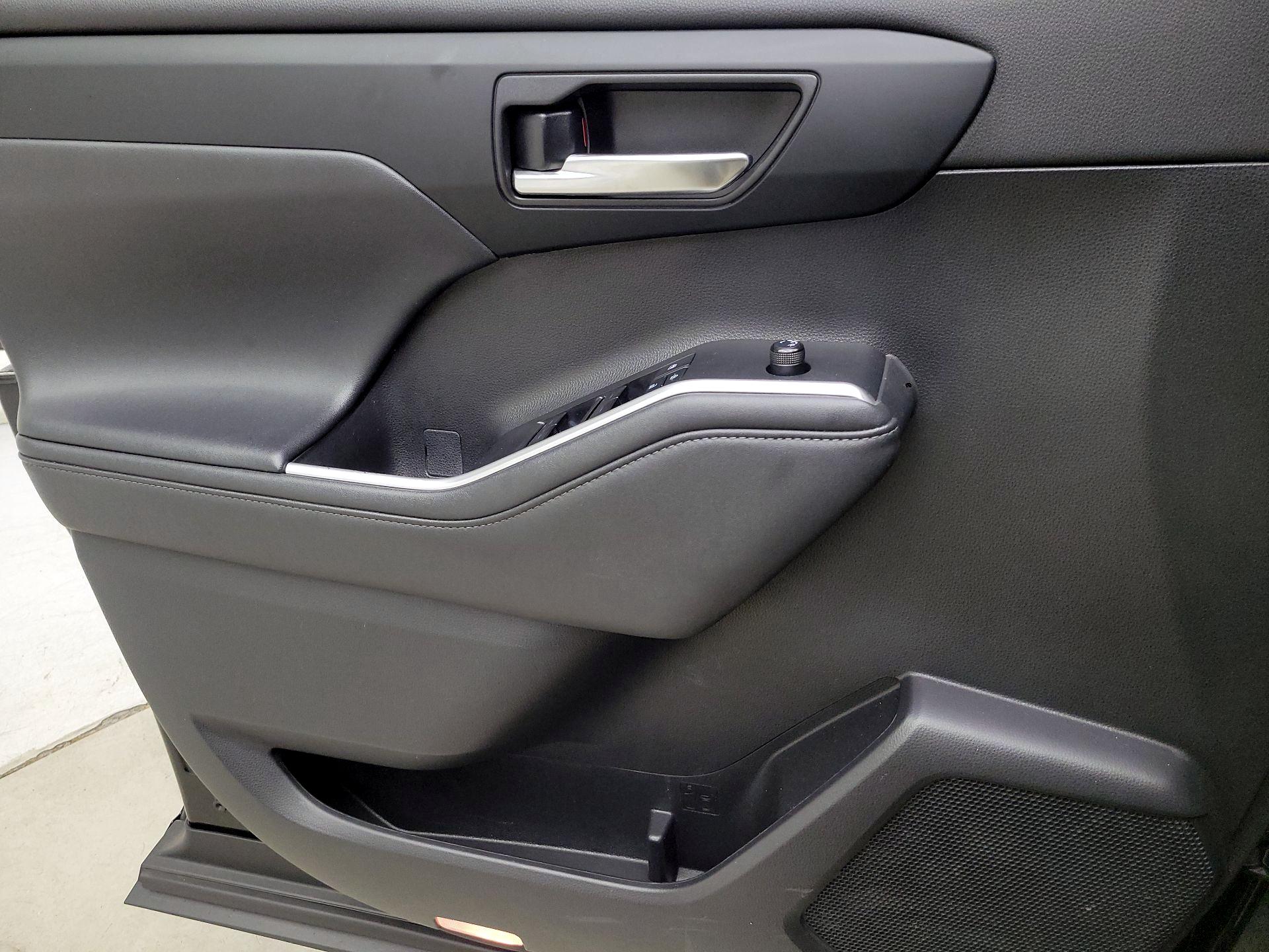 Thumbnail: 2021 Toyota Highlander - 12