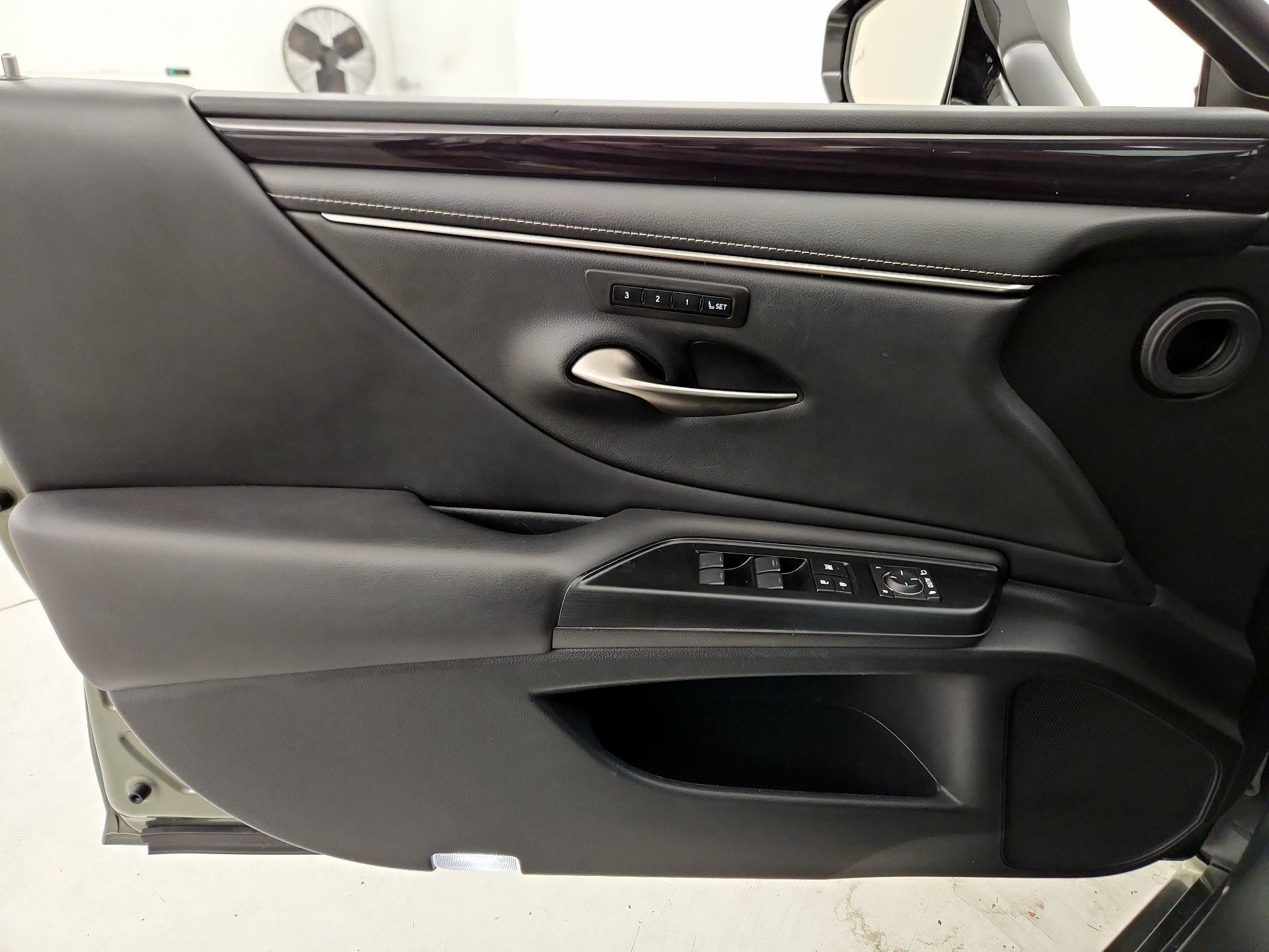 Thumbnail: 2020 Lexus ES - 12