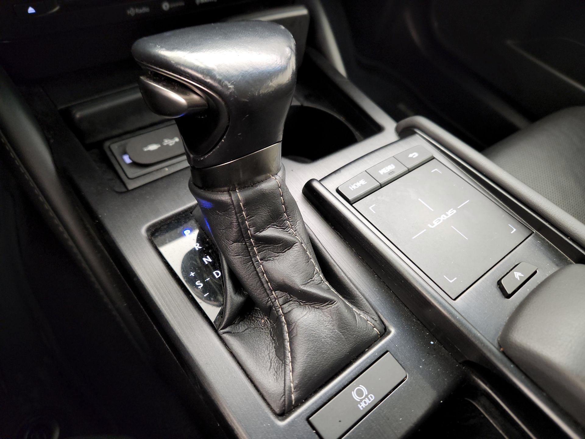 Thumbnail: 2020 Lexus ES - 17