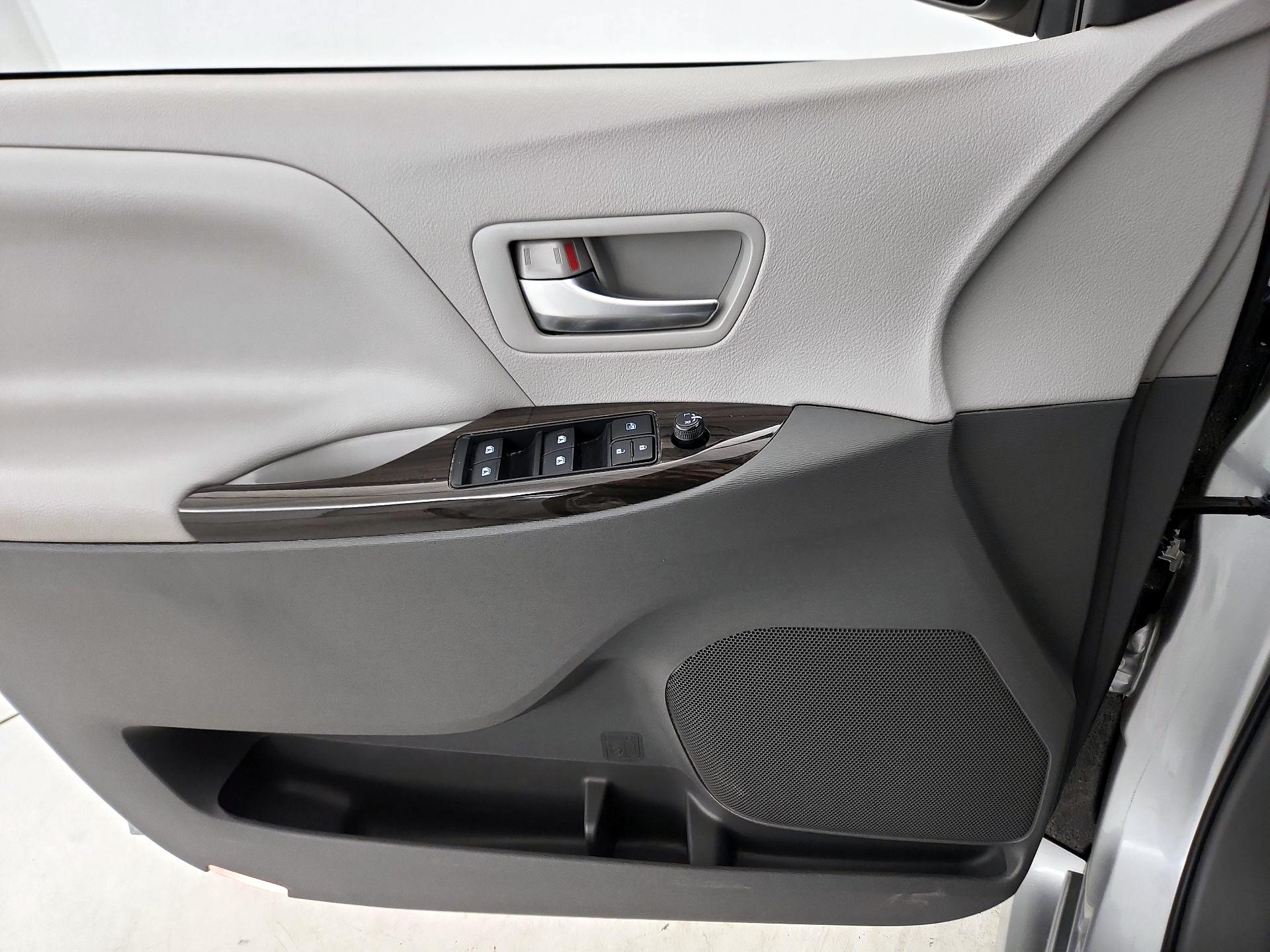 Thumbnail: 2020 Toyota Sienna - 12