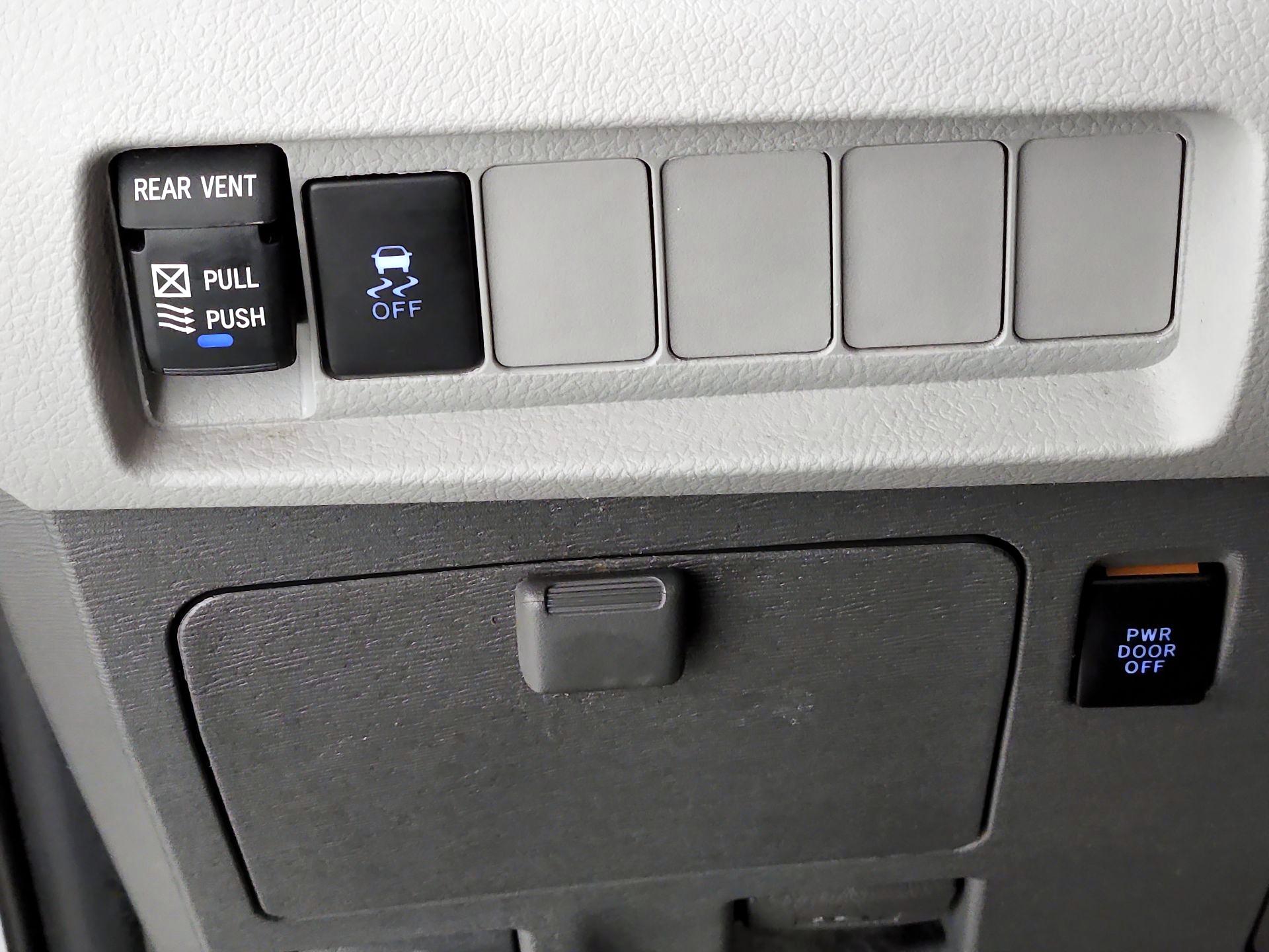 Thumbnail: 2020 Toyota Sienna - 13