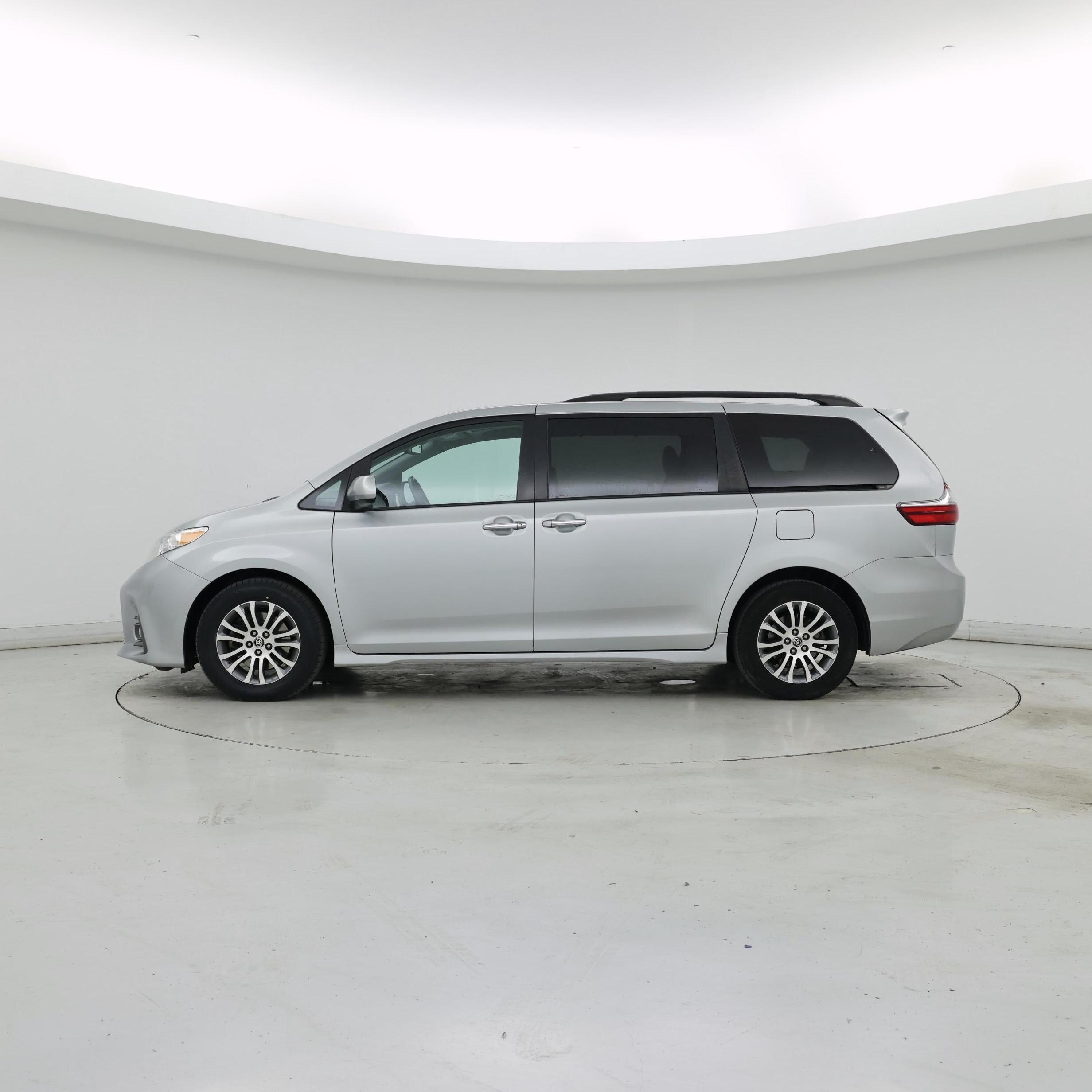Thumbnail: 2020 Toyota Sienna - 3