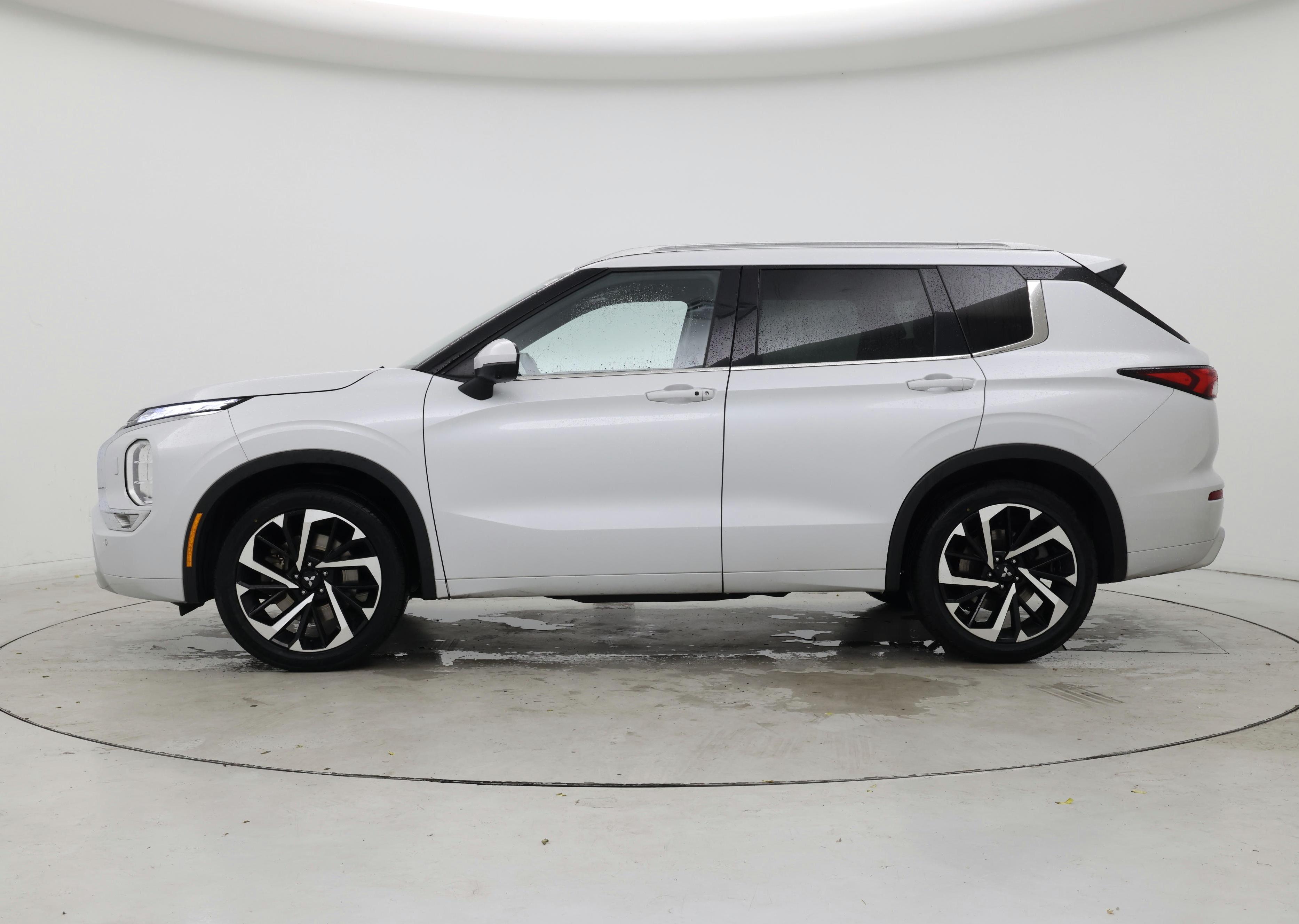 Thumbnail: 2022 Mitsubishi Outlander - 3