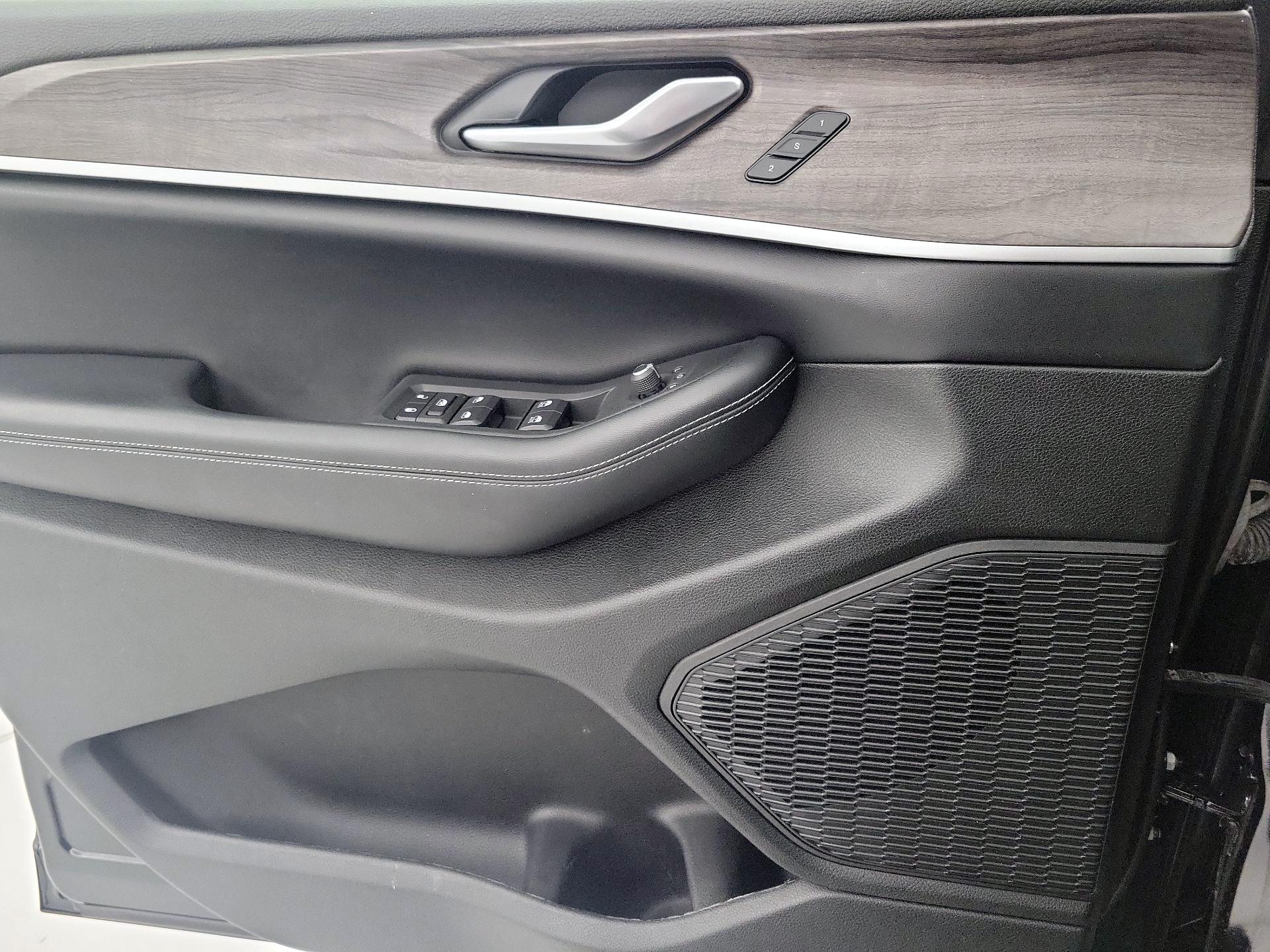 Thumbnail: 2023 Jeep Grand Cherokee - 12