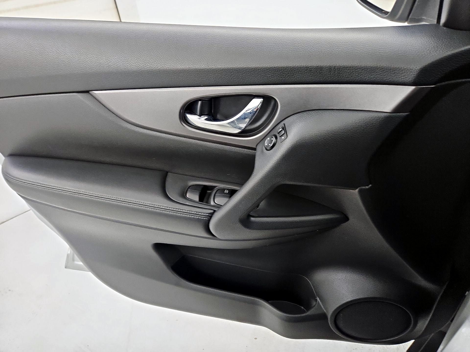 Thumbnail: 2016 Nissan Rogue - 12