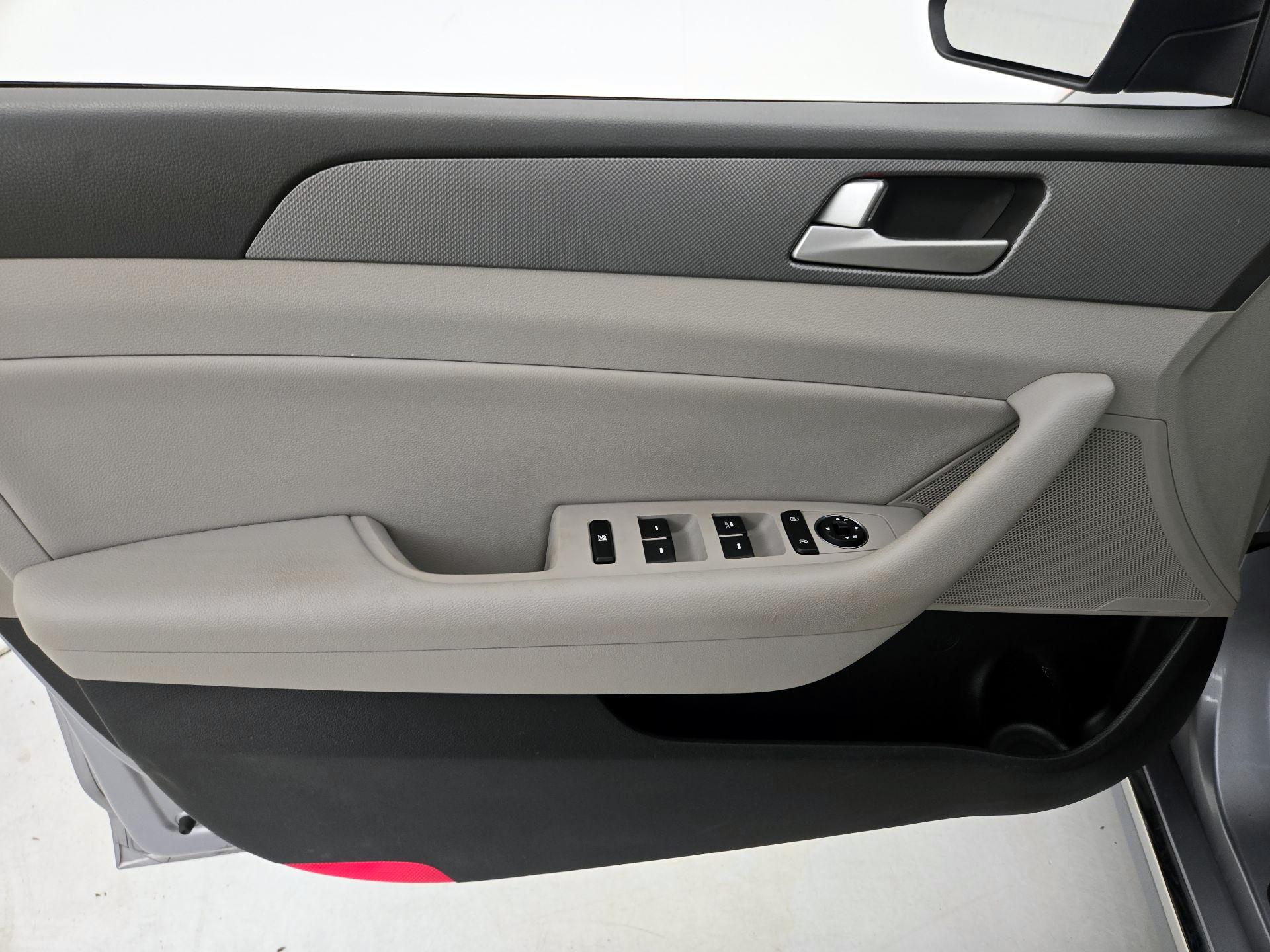 Thumbnail: 2016 Hyundai Sonata - 12