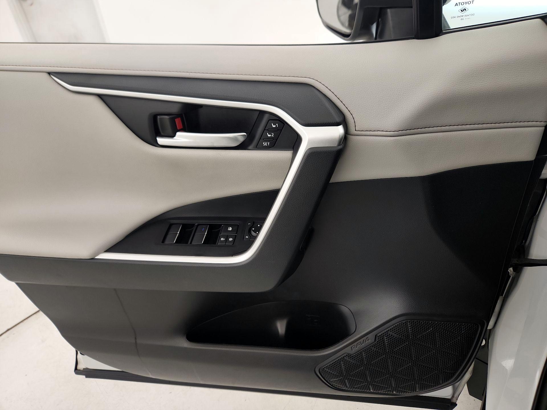 Thumbnail: 2021 Toyota RAV4 - 12