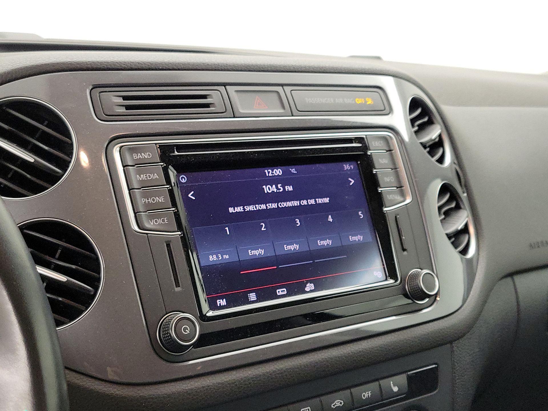 Thumbnail: 2016 Volkswagen Tiguan - 16