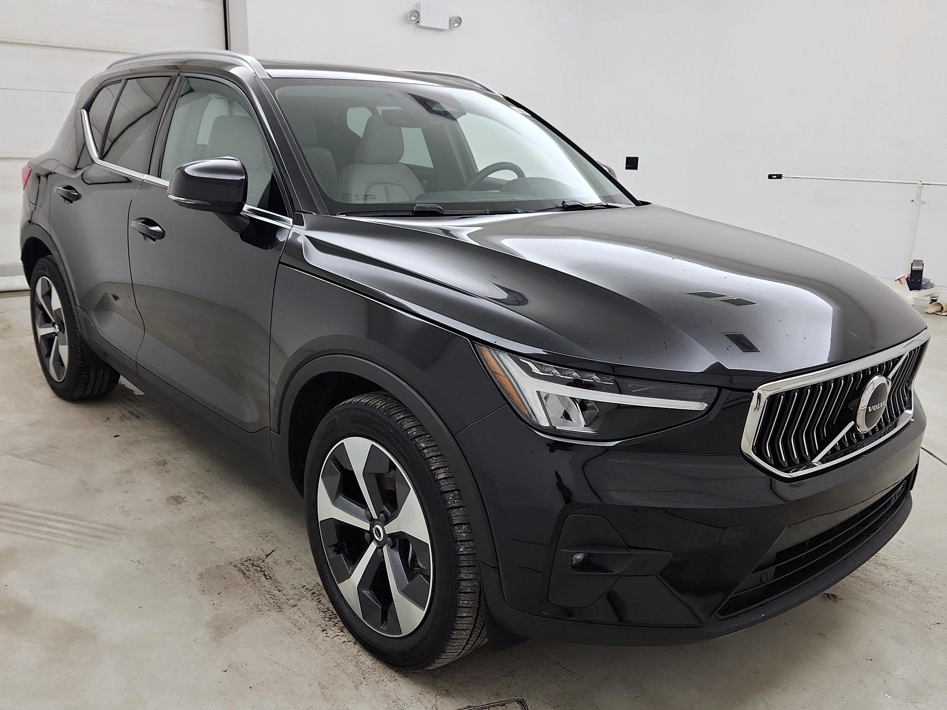 Thumbnail: 2023 Volvo XC40 - 1