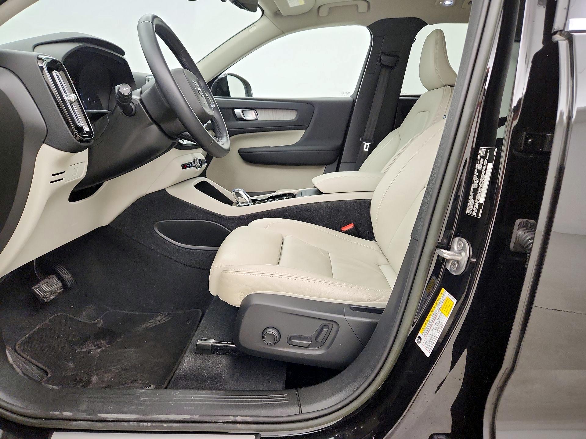 Thumbnail: 2023 Volvo XC40 - 9