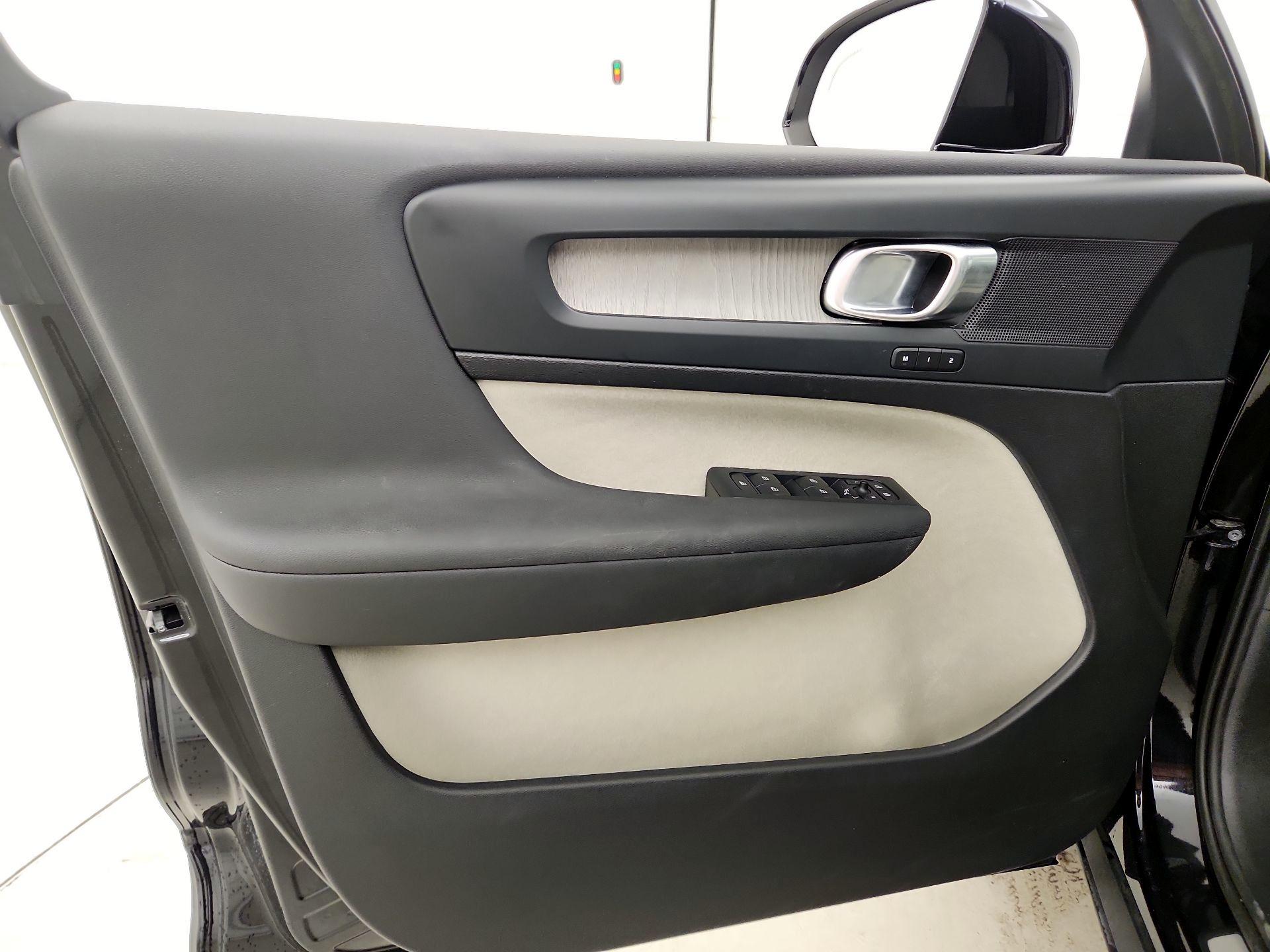 Thumbnail: 2023 Volvo XC40 - 10