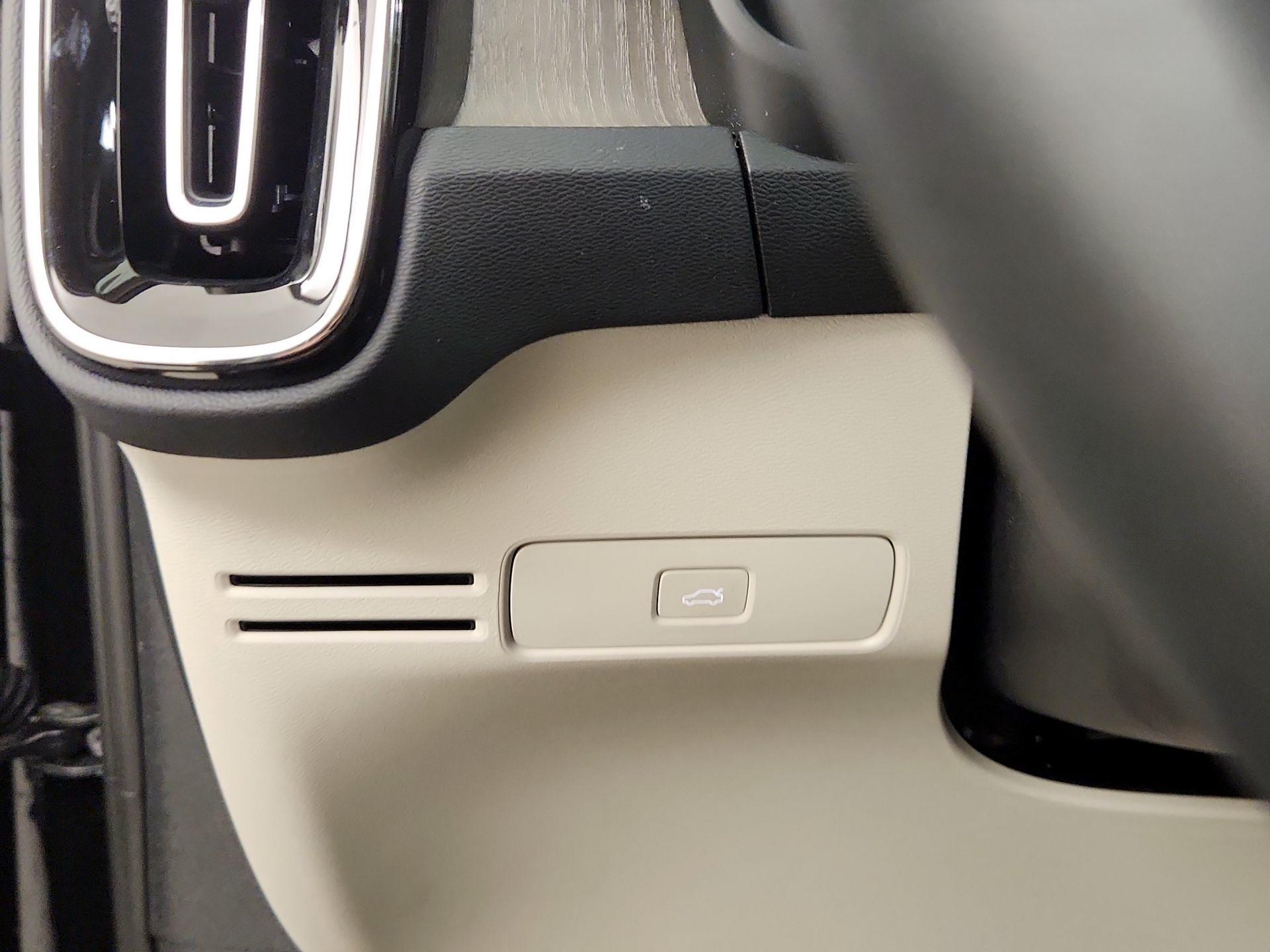 Thumbnail: 2023 Volvo XC40 - 11