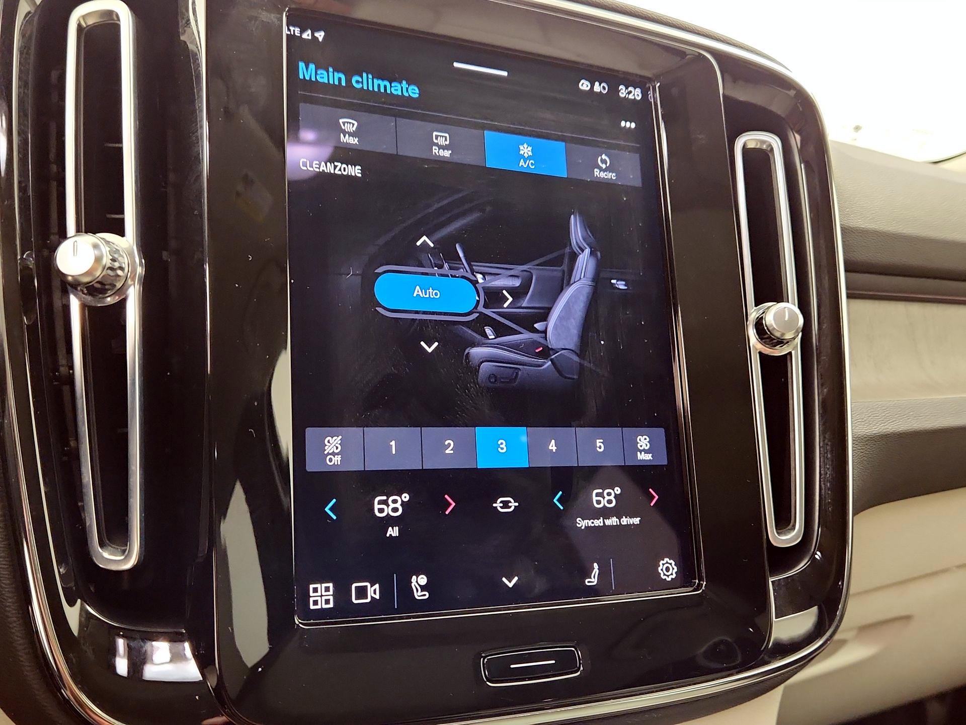 Thumbnail: 2023 Volvo XC40 - 15