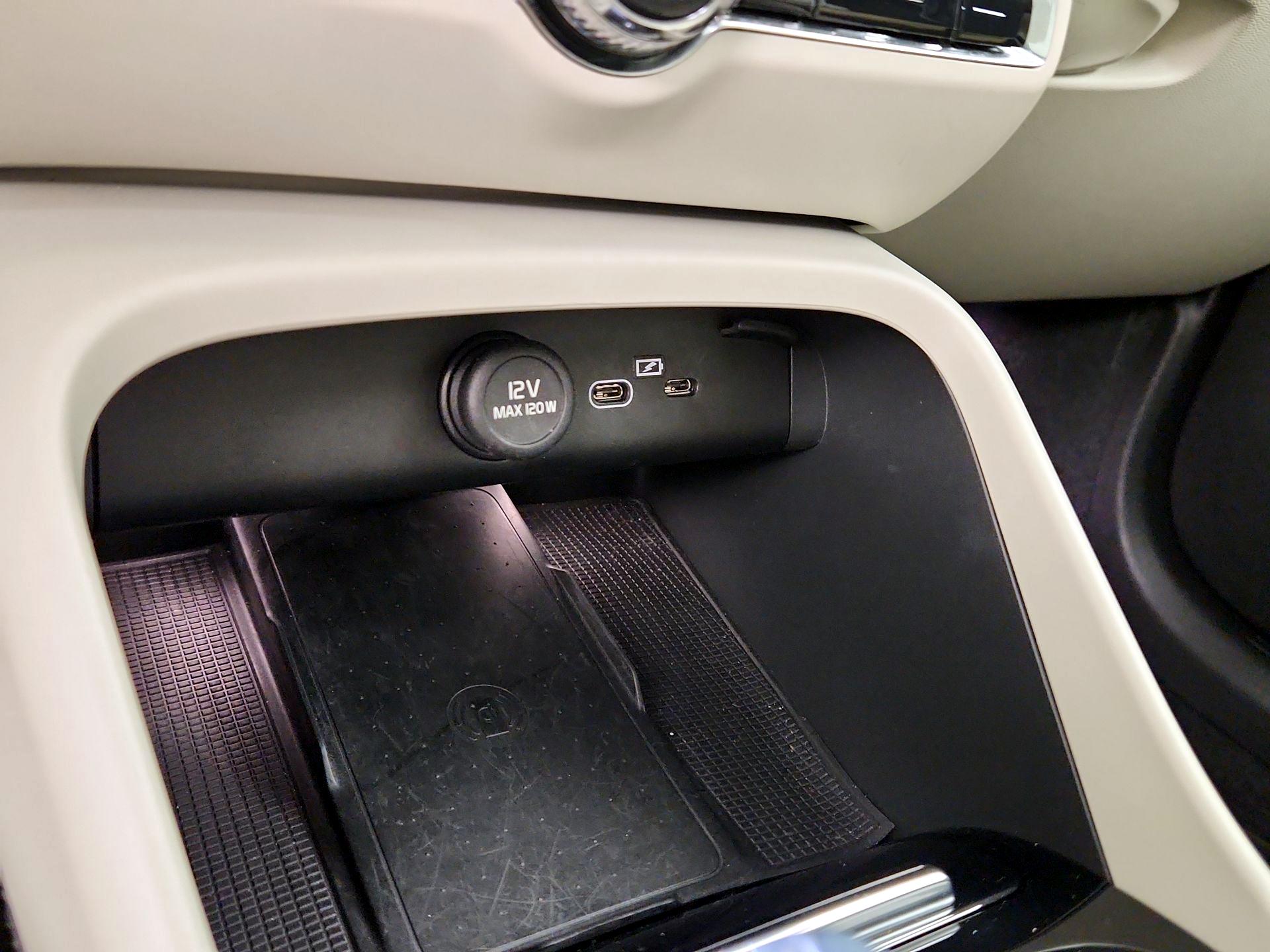 Thumbnail: 2023 Volvo XC40 - 17