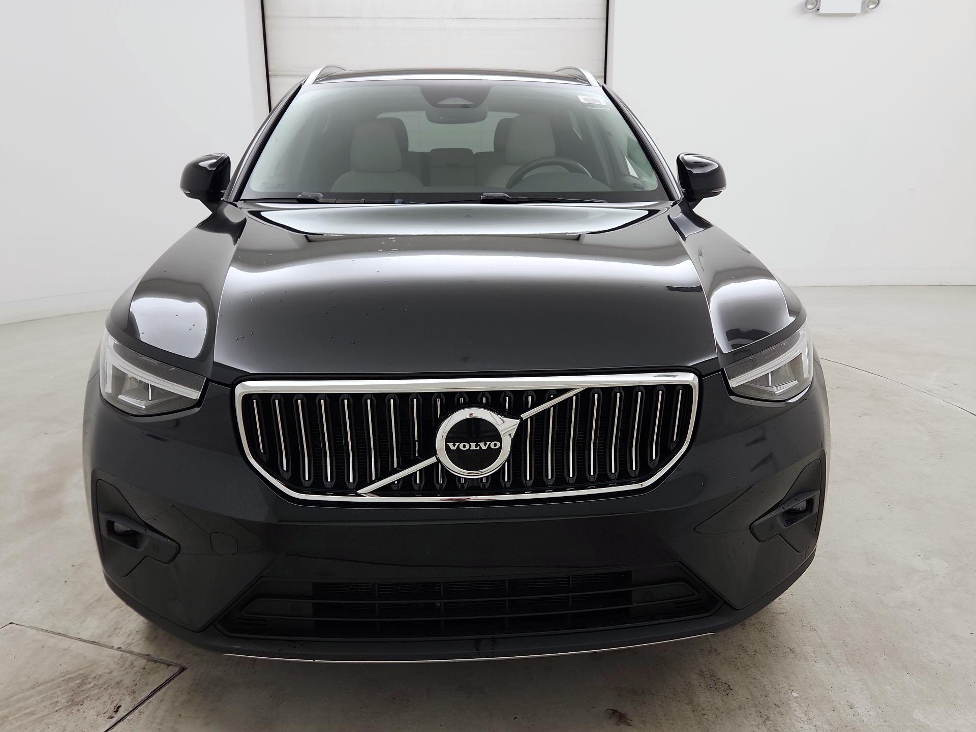 Thumbnail: 2023 Volvo XC40 - 2