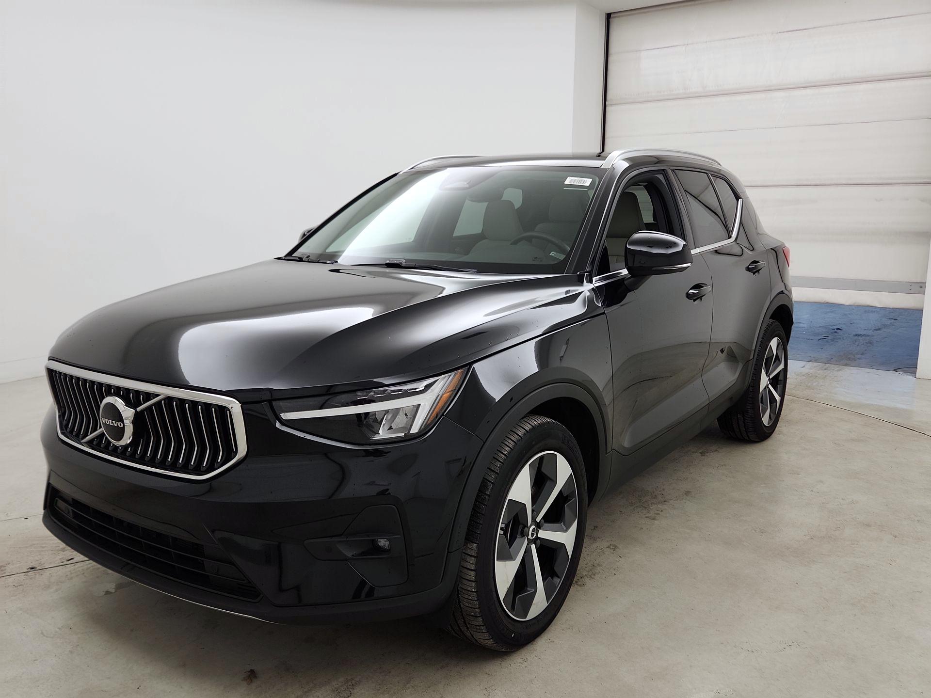 Thumbnail: 2023 Volvo XC40 - 3