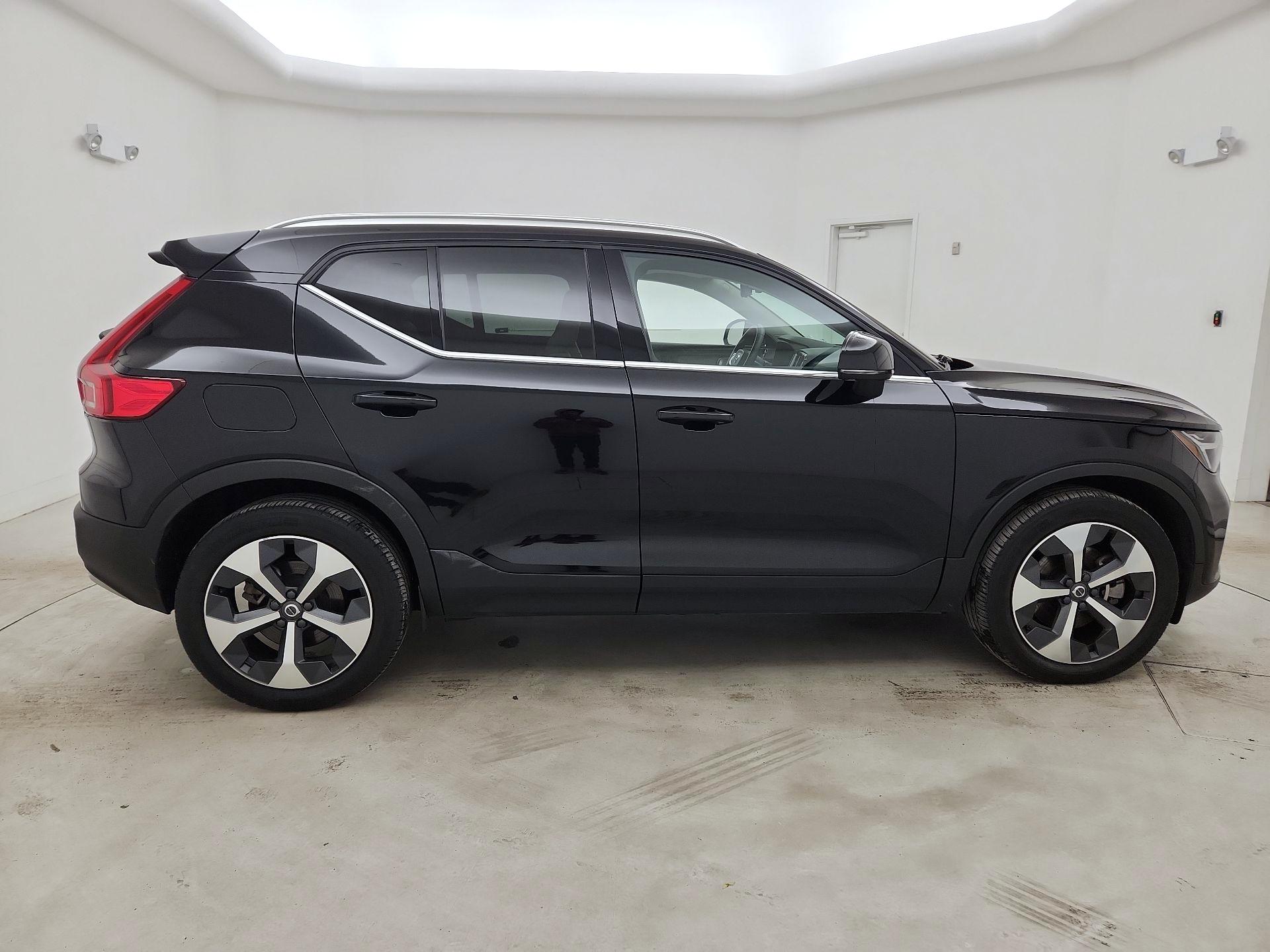 Thumbnail: 2023 Volvo XC40 - 4