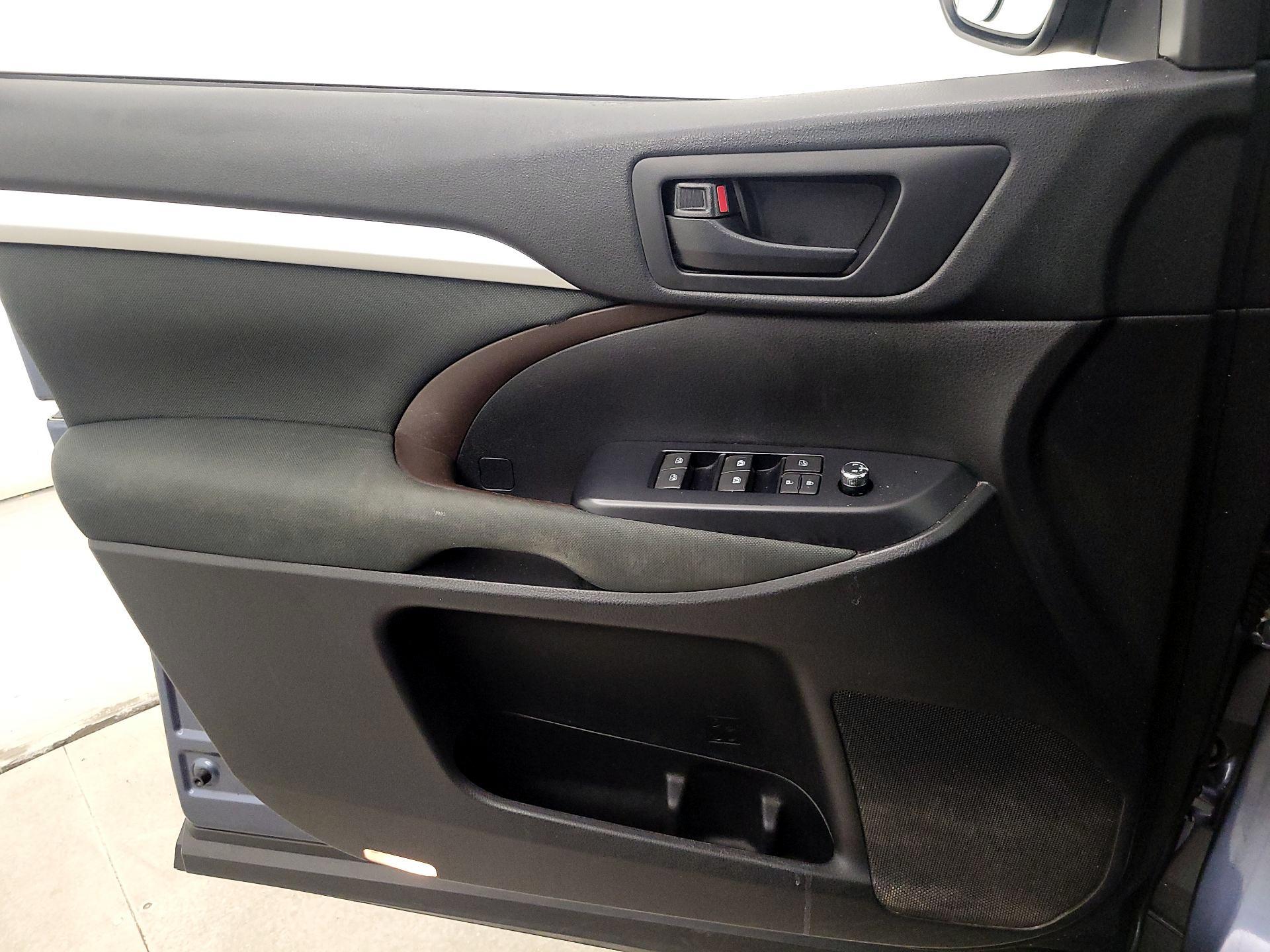 Thumbnail: 2019 Toyota Highlander - 12