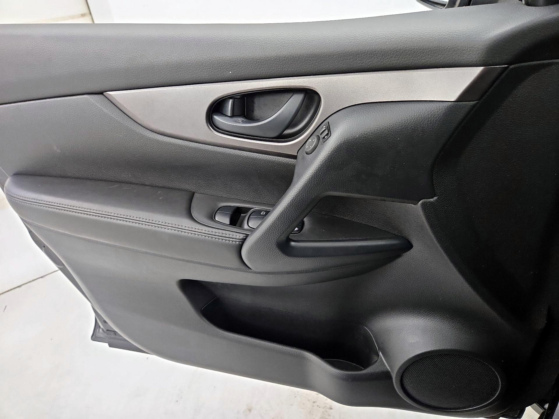 Thumbnail: 2020 Nissan Rogue Sport - 12