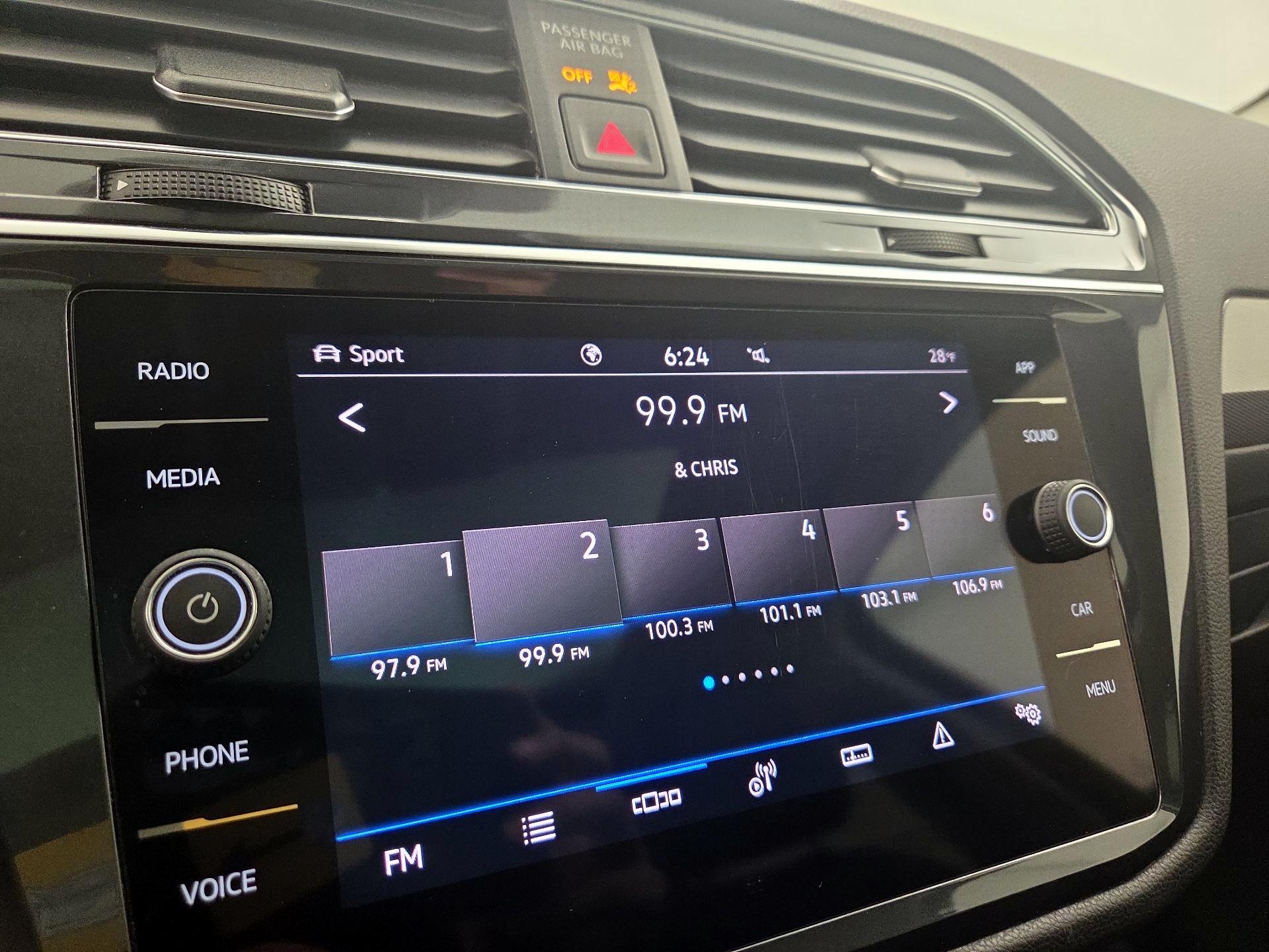 Thumbnail: 2022 Volkswagen Tiguan - 15