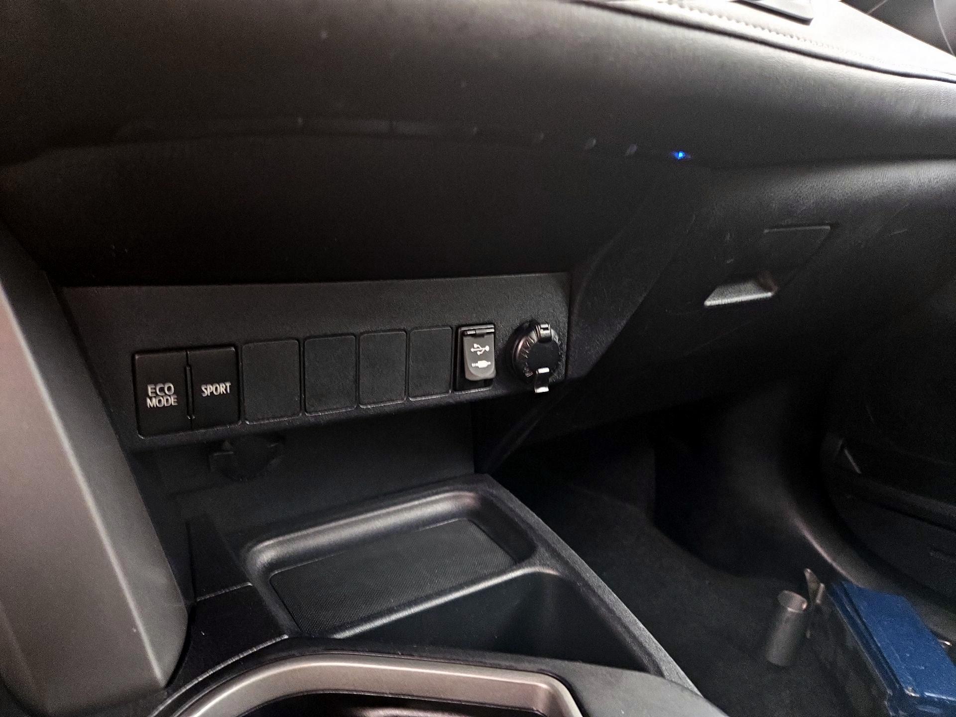 Thumbnail: 2017 Toyota RAV4 - 18