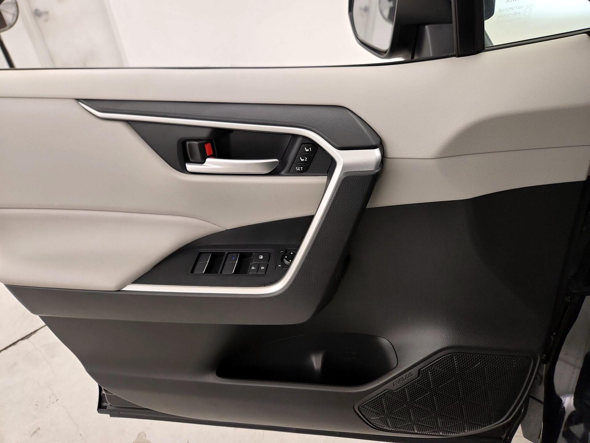 Thumbnail: 2020 Toyota RAV4 - 12