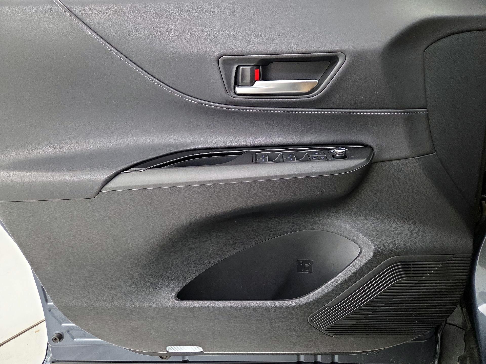 Thumbnail: 2021 Toyota Venza - 12