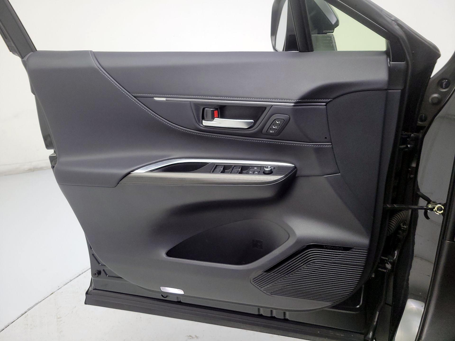 Thumbnail: 2022 Toyota Venza - 10