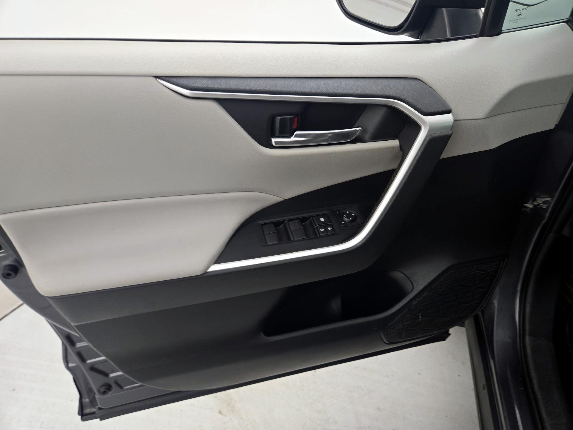 Thumbnail: 2019 Toyota RAV4 - 12