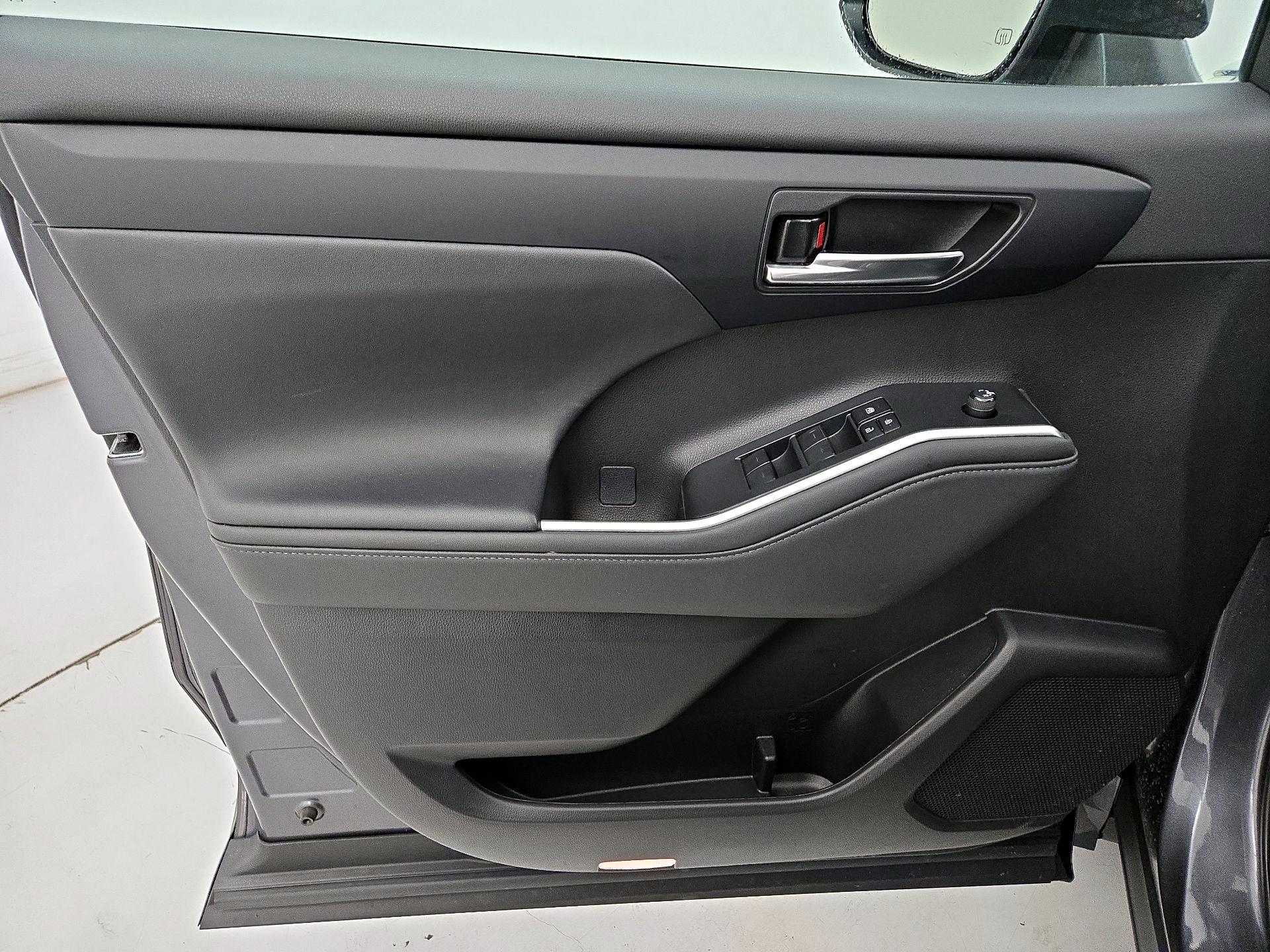 Thumbnail: 2023 Toyota Highlander - 12