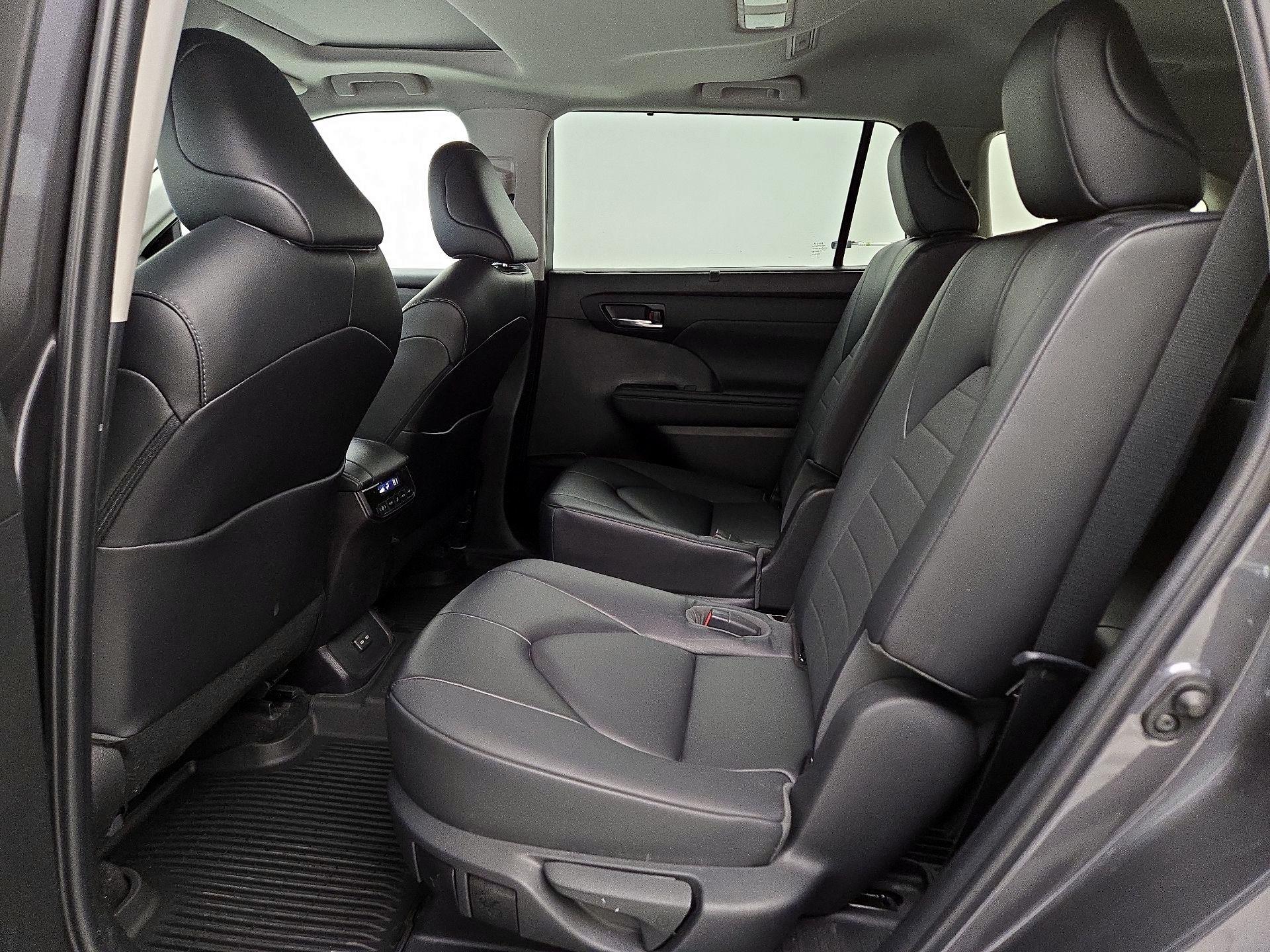 Thumbnail: 2023 Toyota Highlander - 20