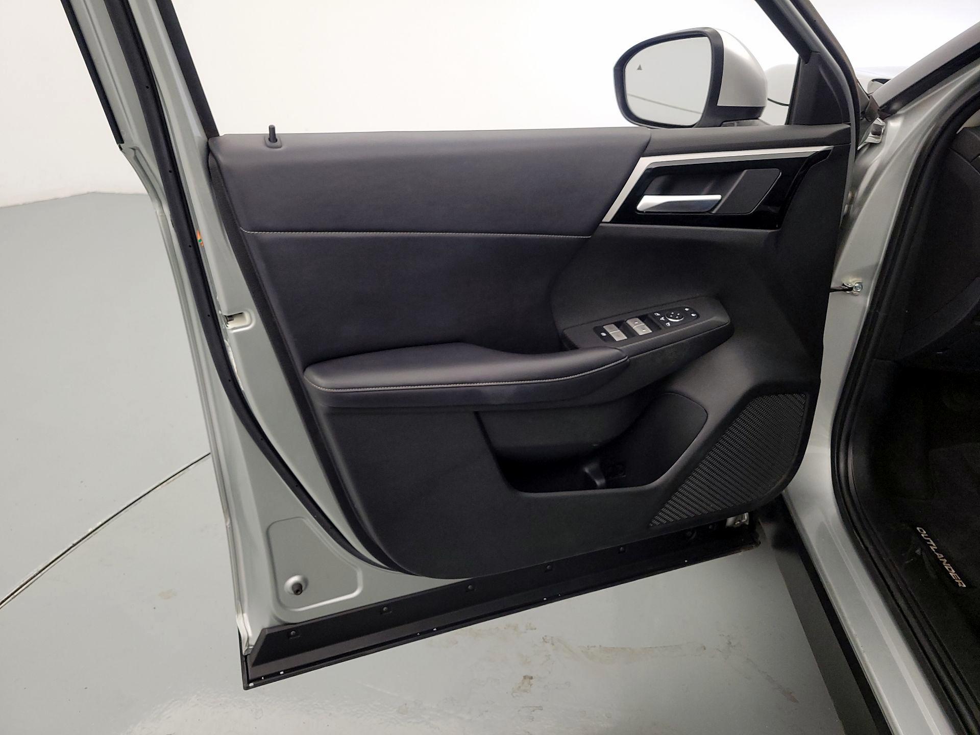 Thumbnail: 2024 Mitsubishi Outlander - 12