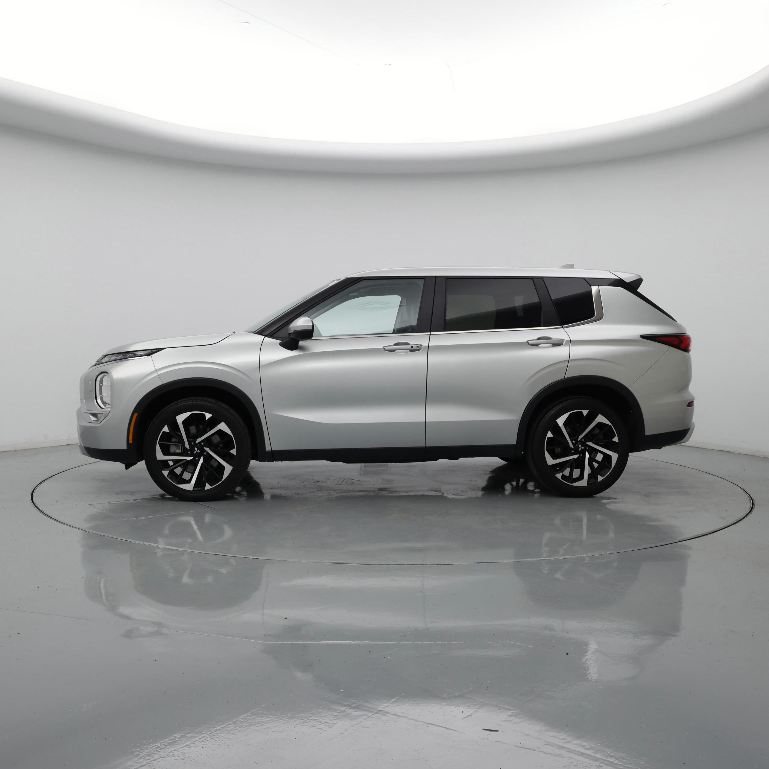 Thumbnail: 2024 Mitsubishi Outlander - 3