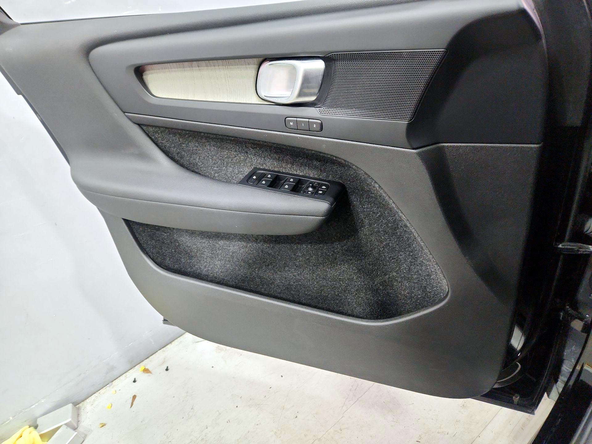 Thumbnail: 2023 Volvo XC40 - 12