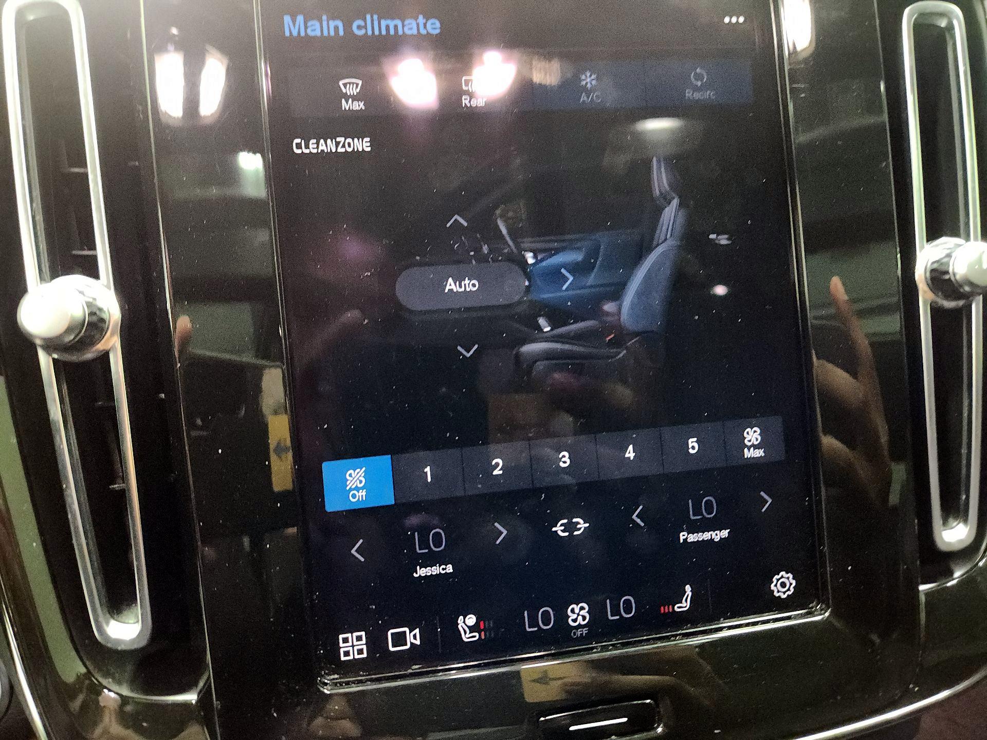 Thumbnail: 2023 Volvo XC40 - 15