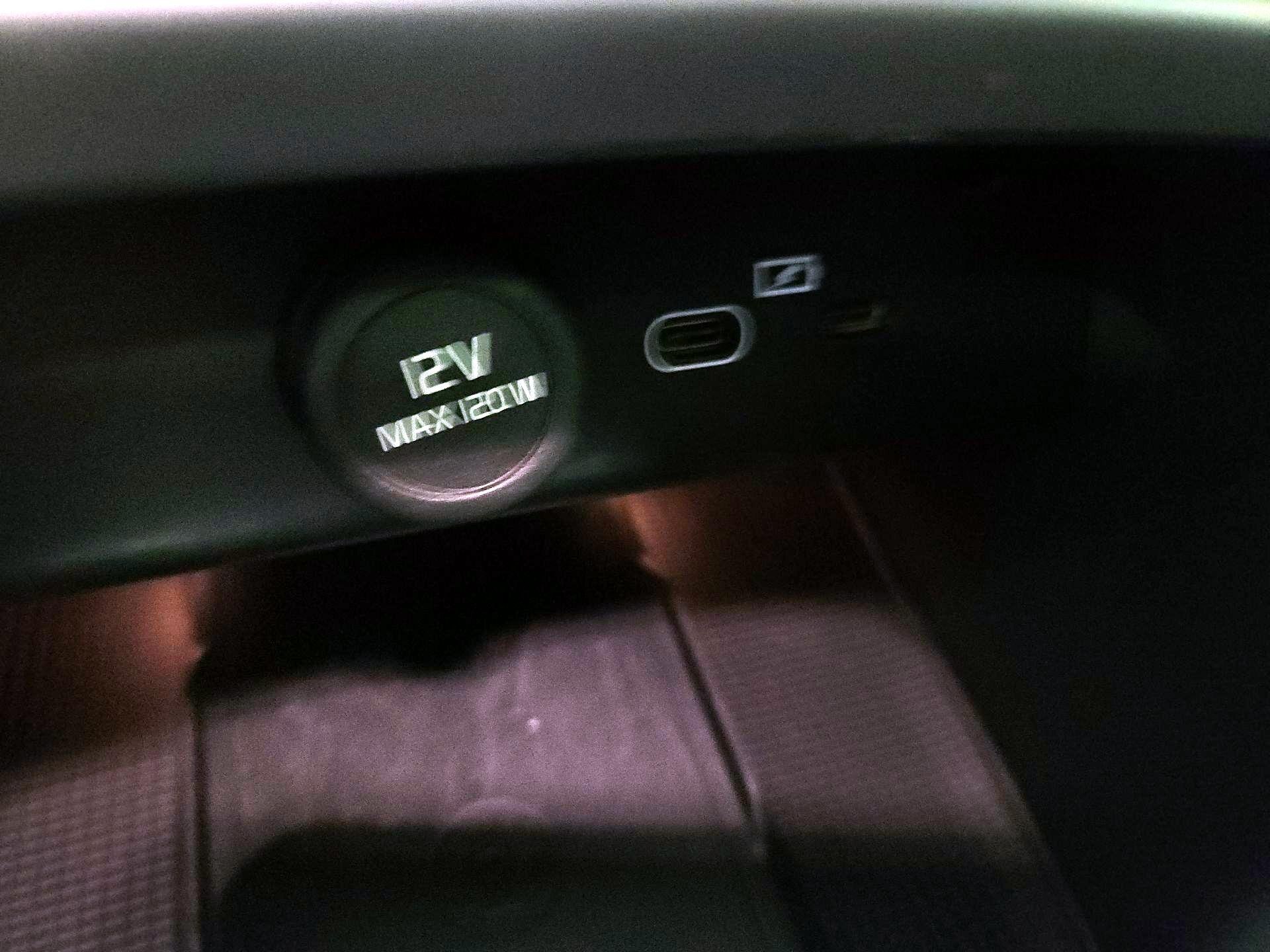 Thumbnail: 2023 Volvo XC40 - 17