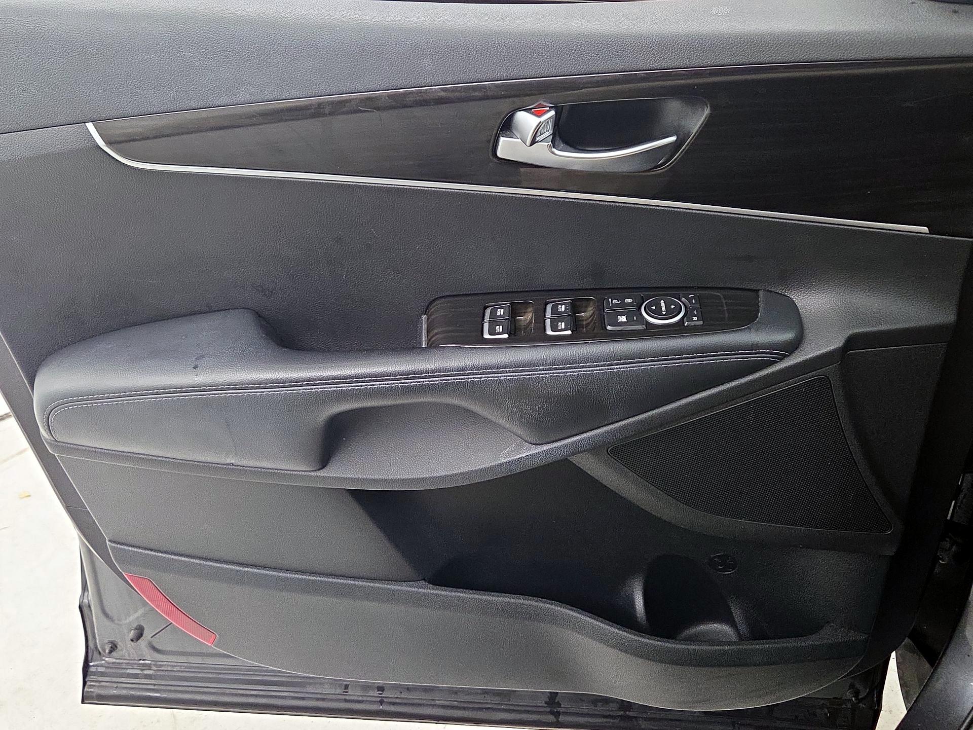 Thumbnail: 2019 Kia Sorento - 10