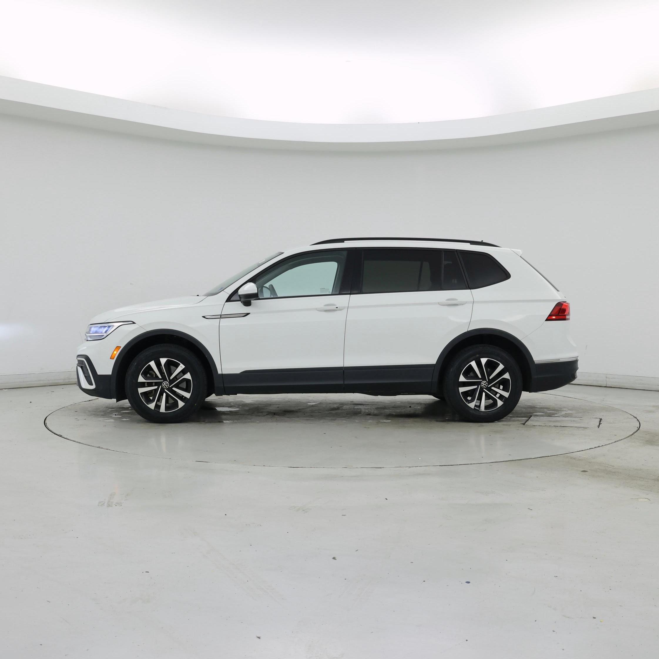 Thumbnail: 2022 Volkswagen Tiguan - 3