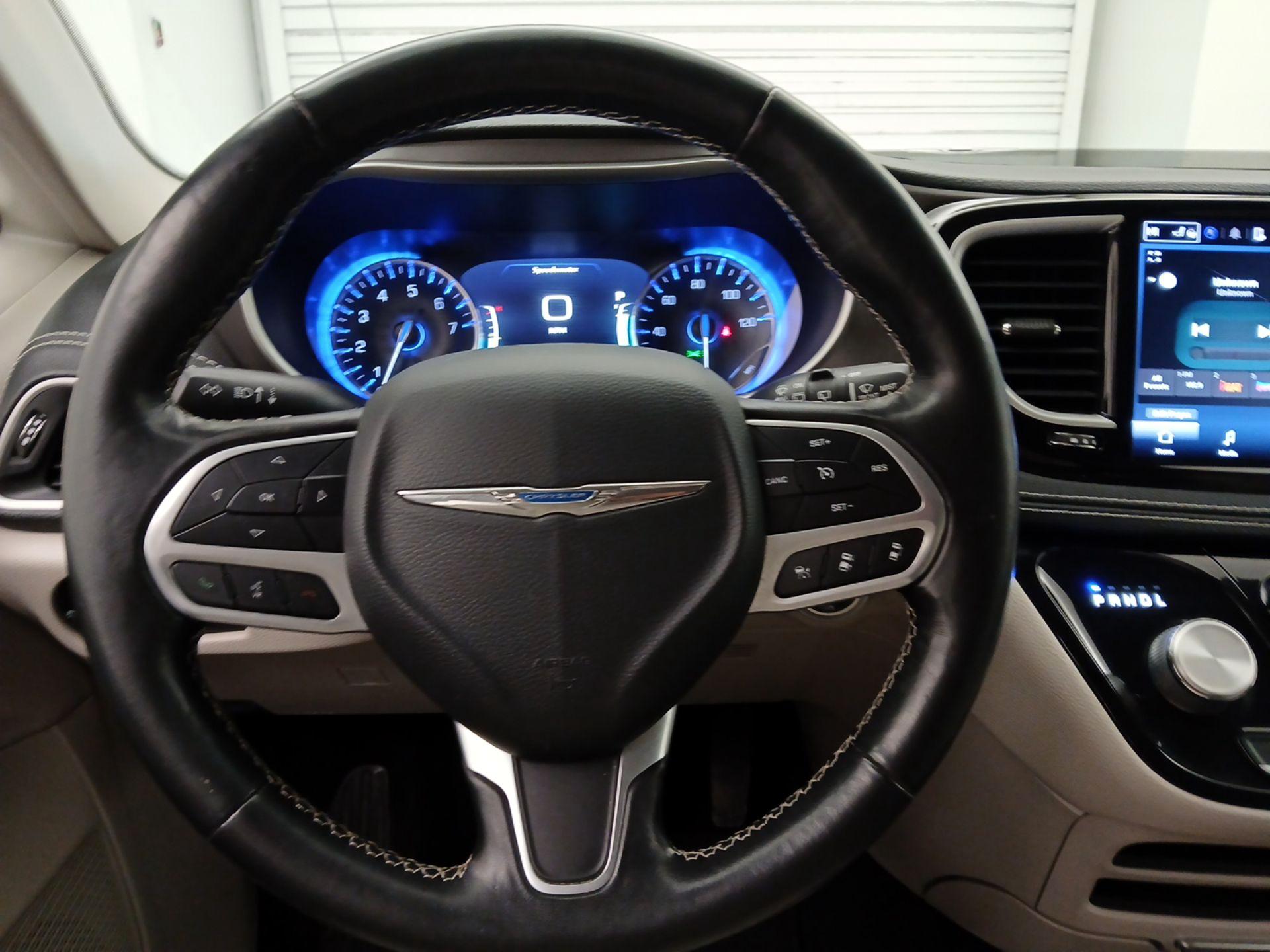 Thumbnail: 2021 Chrysler Pacifica - 10