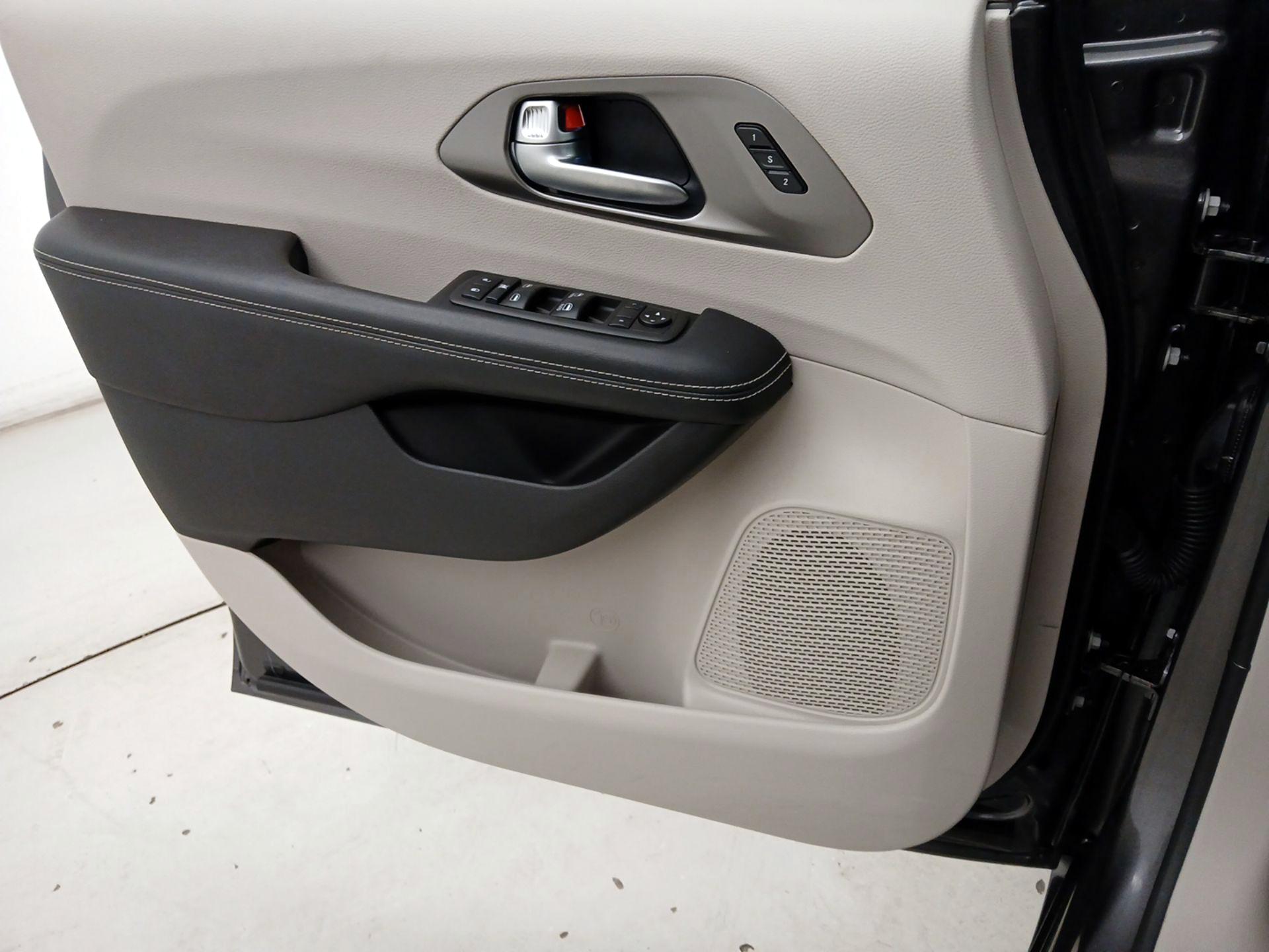 Thumbnail: 2021 Chrysler Pacifica - 12