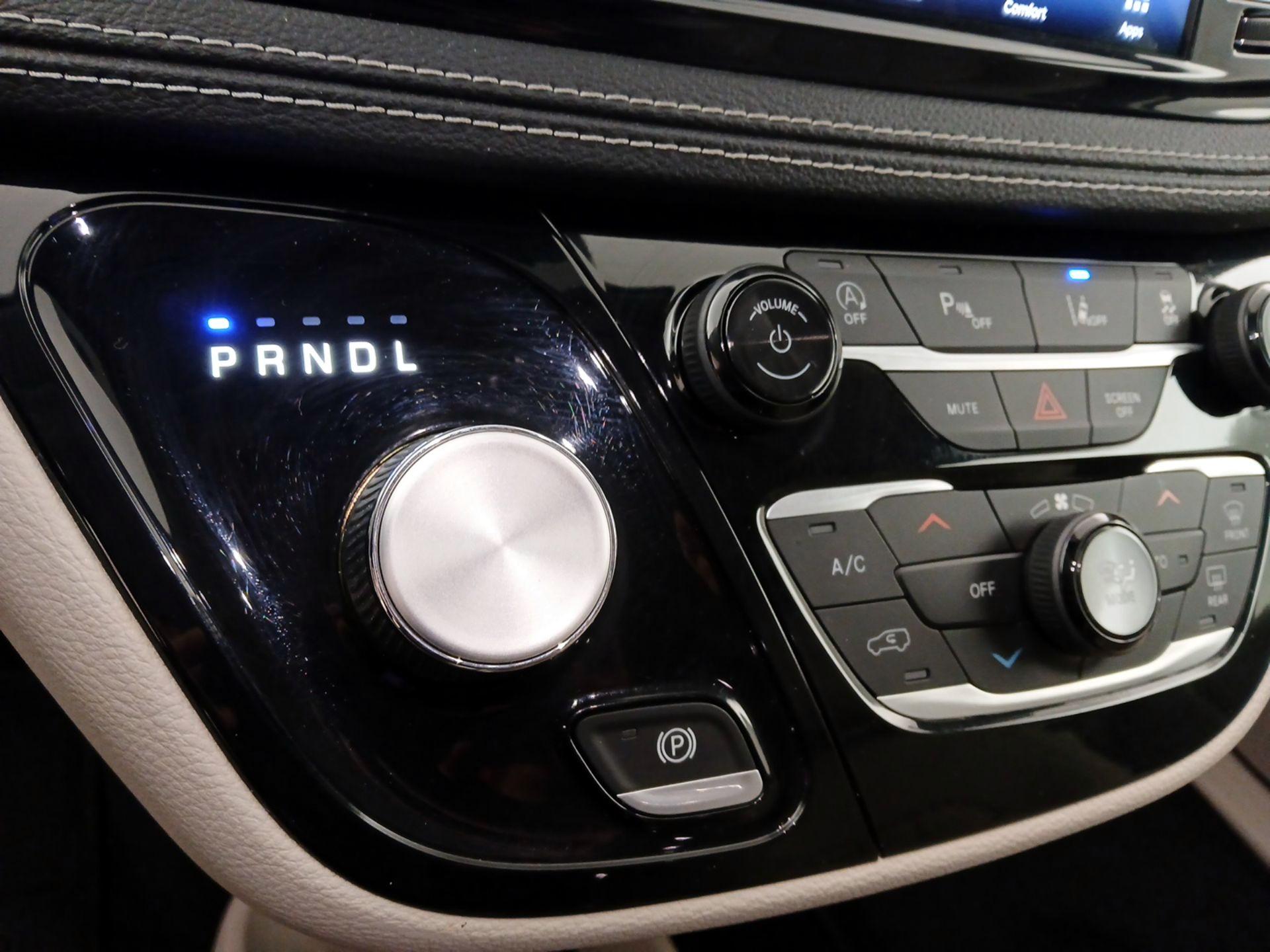 Thumbnail: 2021 Chrysler Pacifica - 17